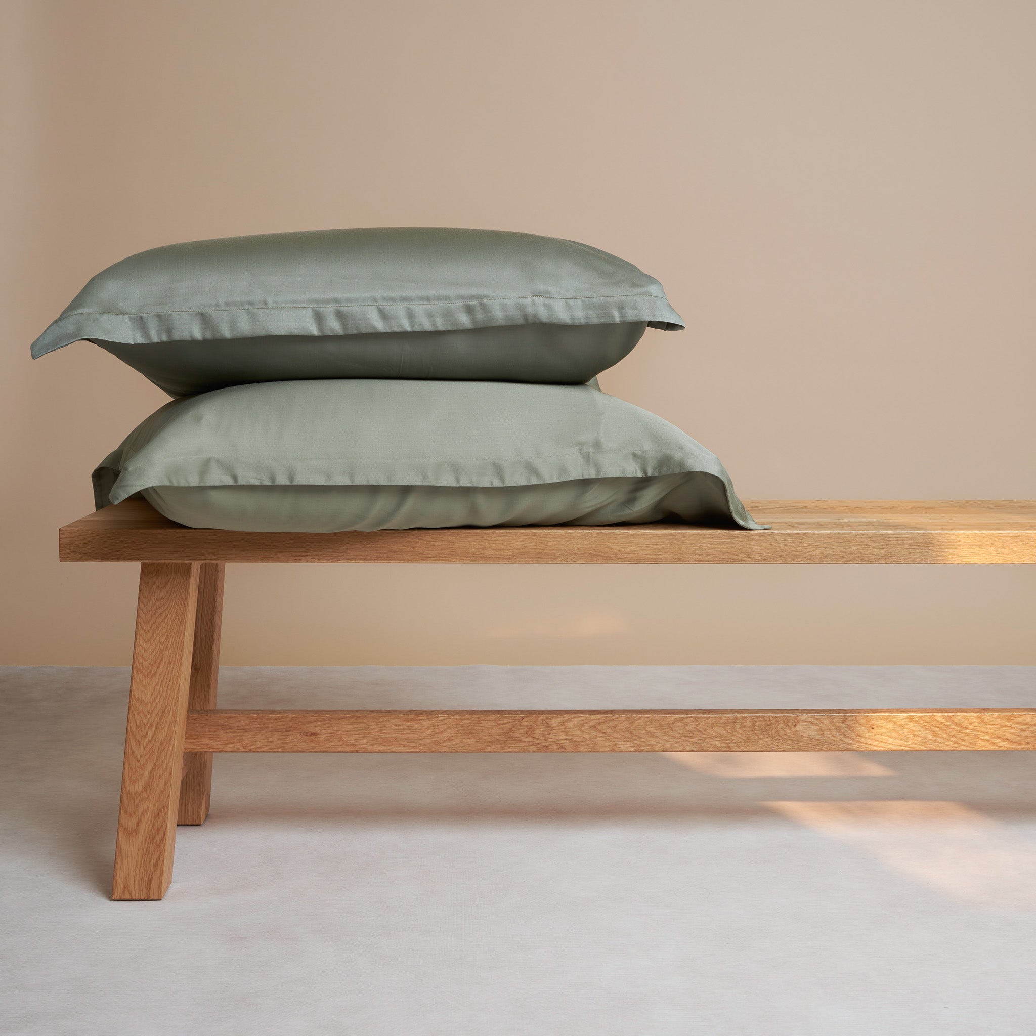 Coco & Cici - Bamboe Kussensloop 80 x 80 cm - Kussenhoes - Olijfgroen - 100% Eco Bamboe - Volant 2 cm - 1 stuk