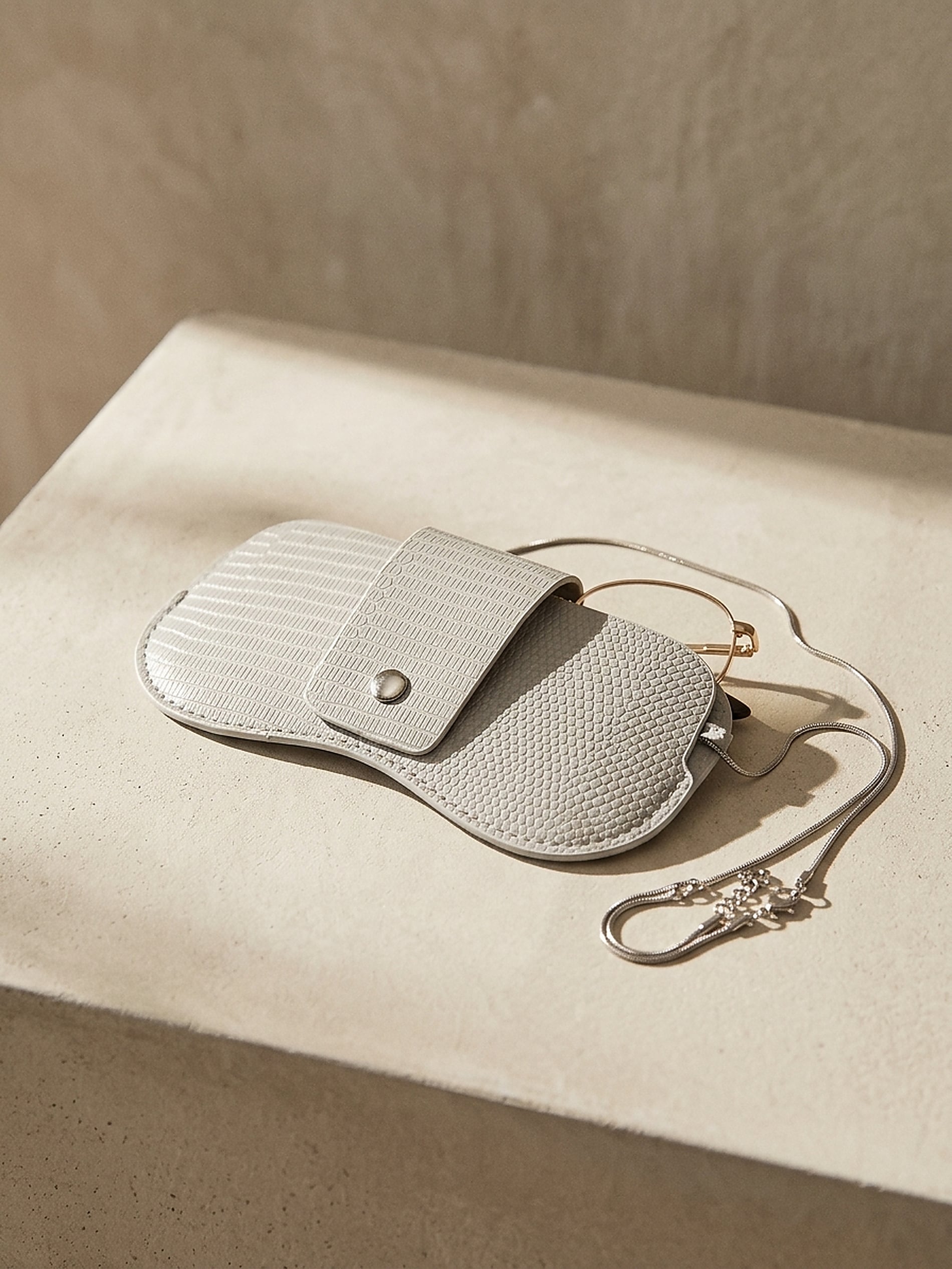 Etui na okulary ze smyczą