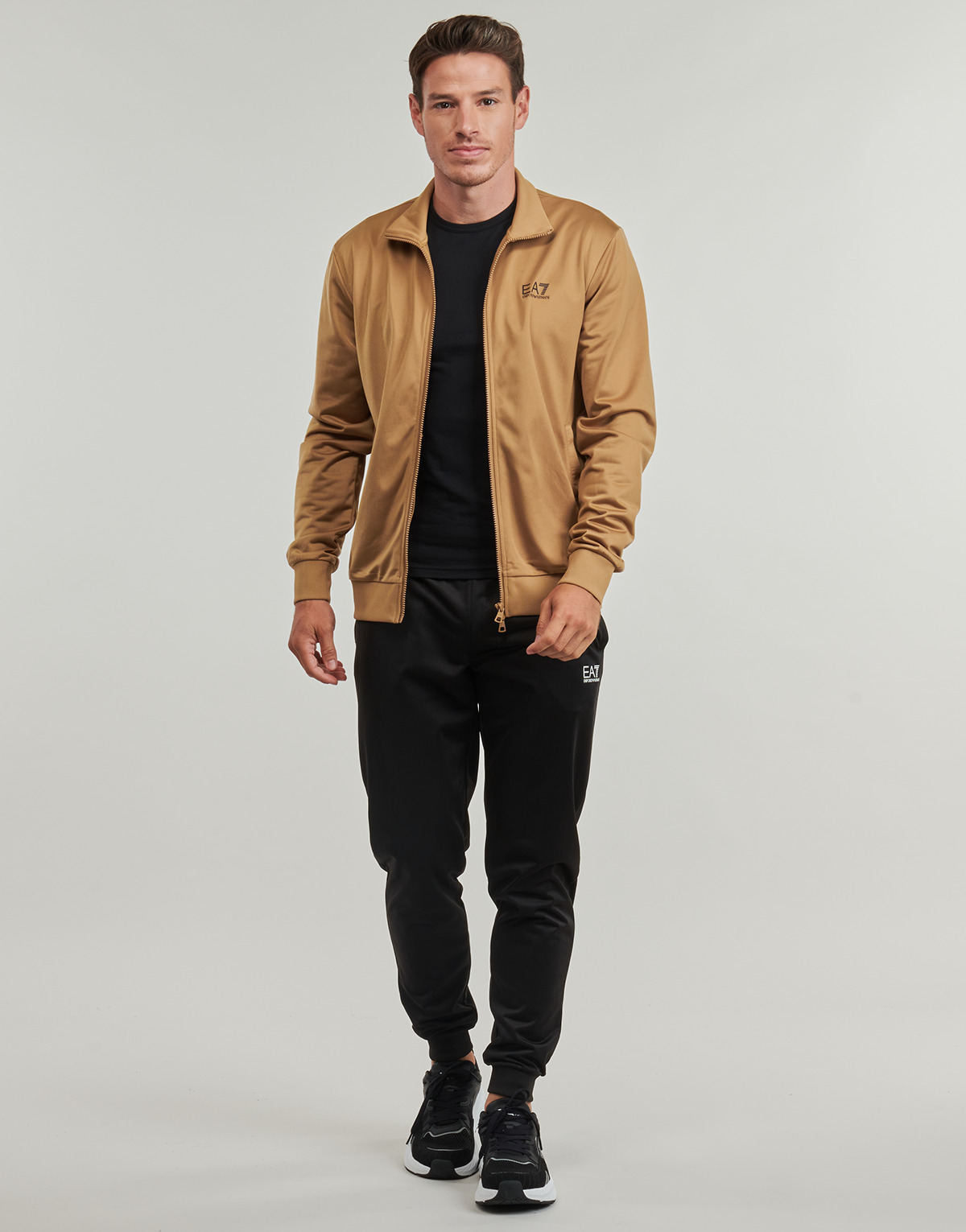 Emporio Armani EA7 - TRAIN CORE ID M T-SUIT T-TOP FZ CH PL CC - Camel / Black