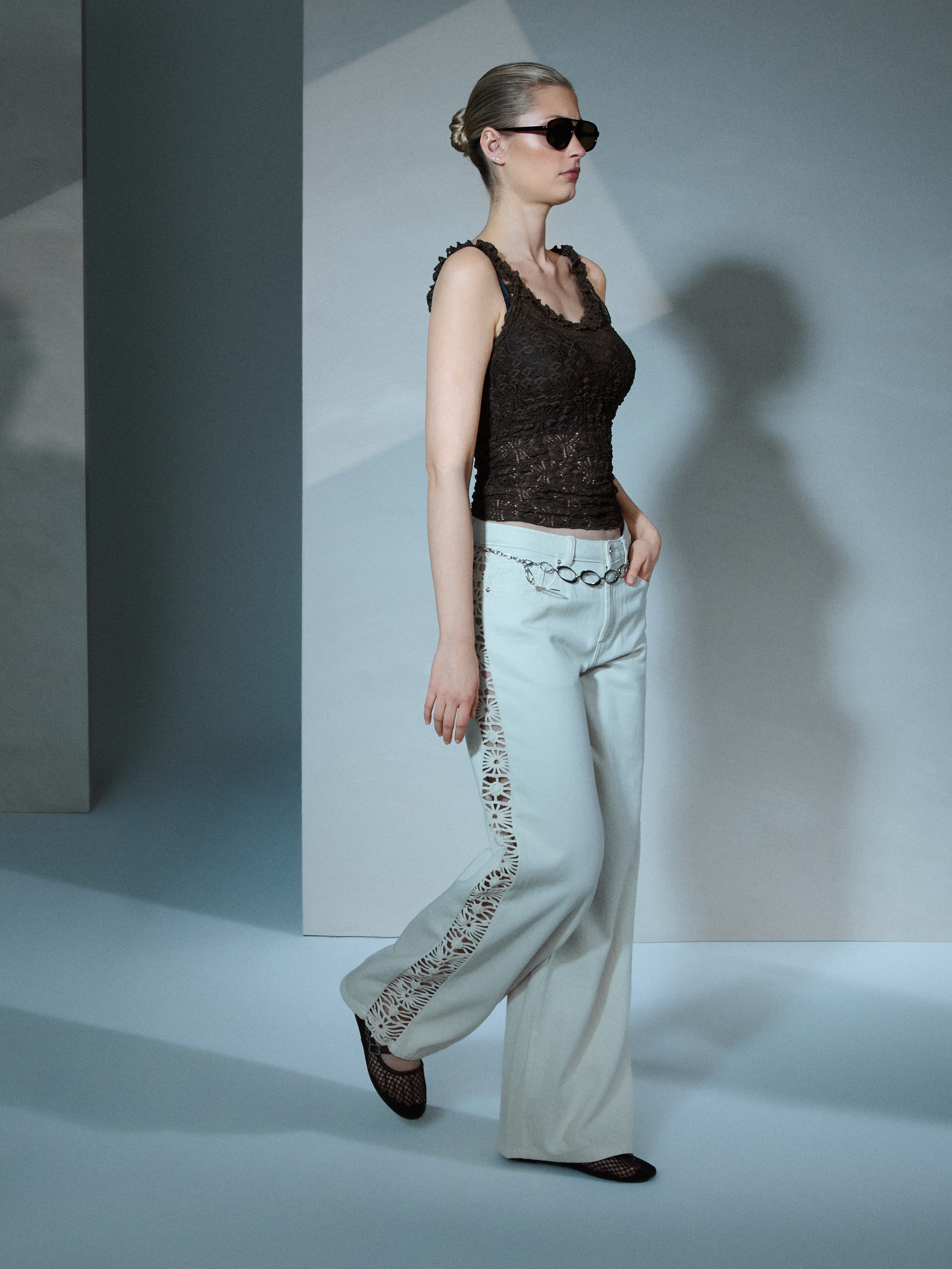 Jeansy wide leg mid waist z ażurowym wykończeniem nogawki