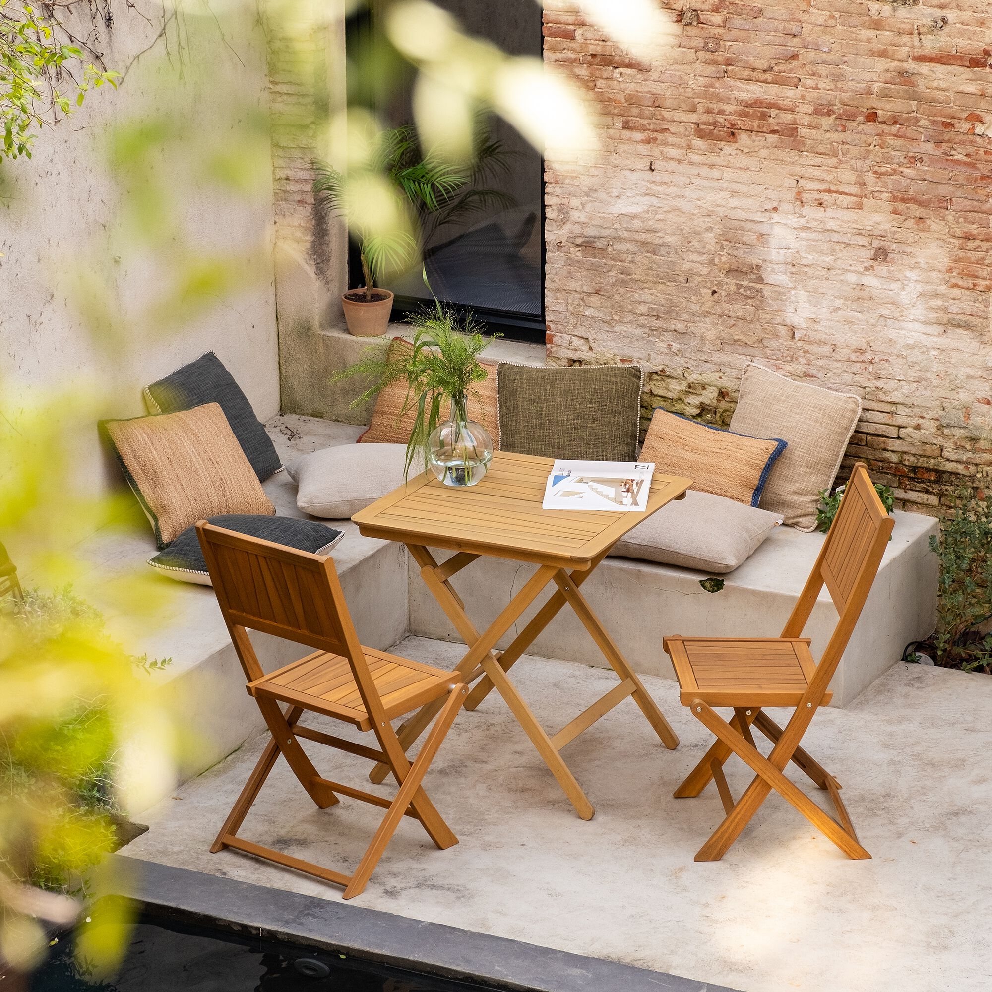CARLO - Table de repas jardin pliante carrée en acacia huilé - bois foncé (2 places)