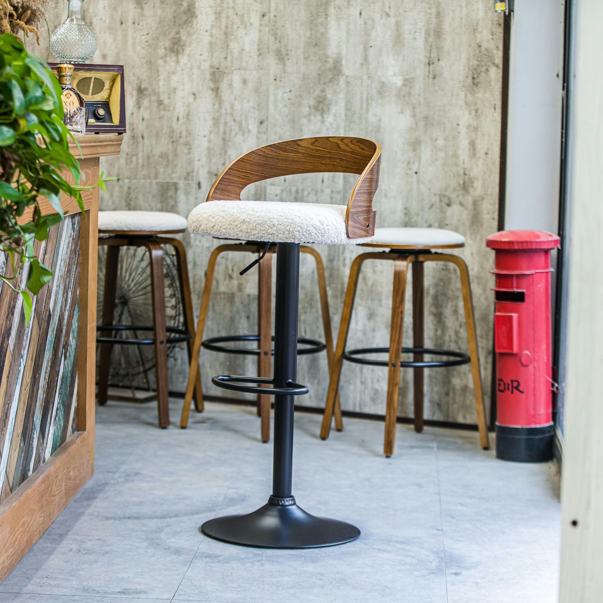 - Lot de 2 tabourets de bar en frêne et bouclettes blanches