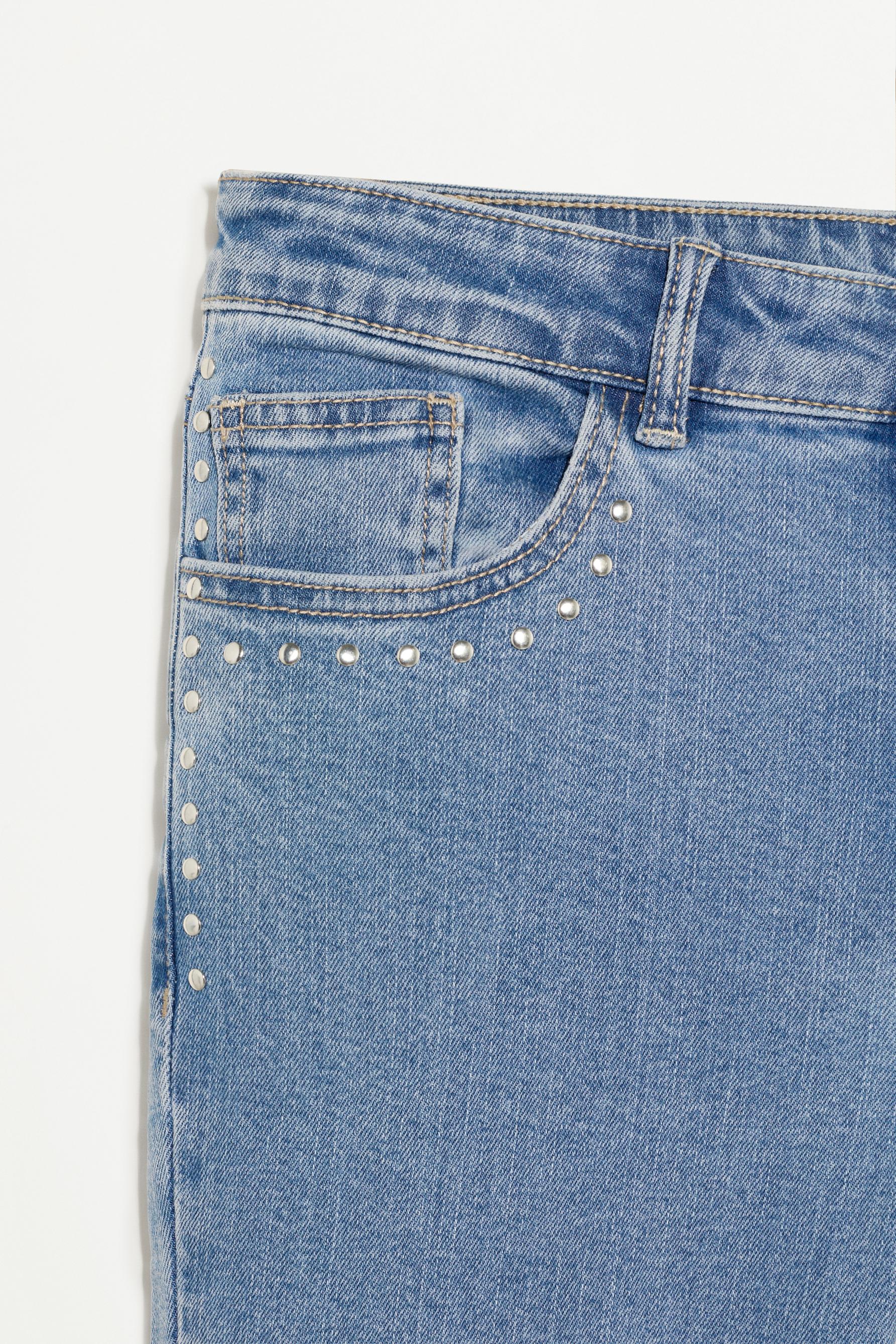 Jeans flare tachas