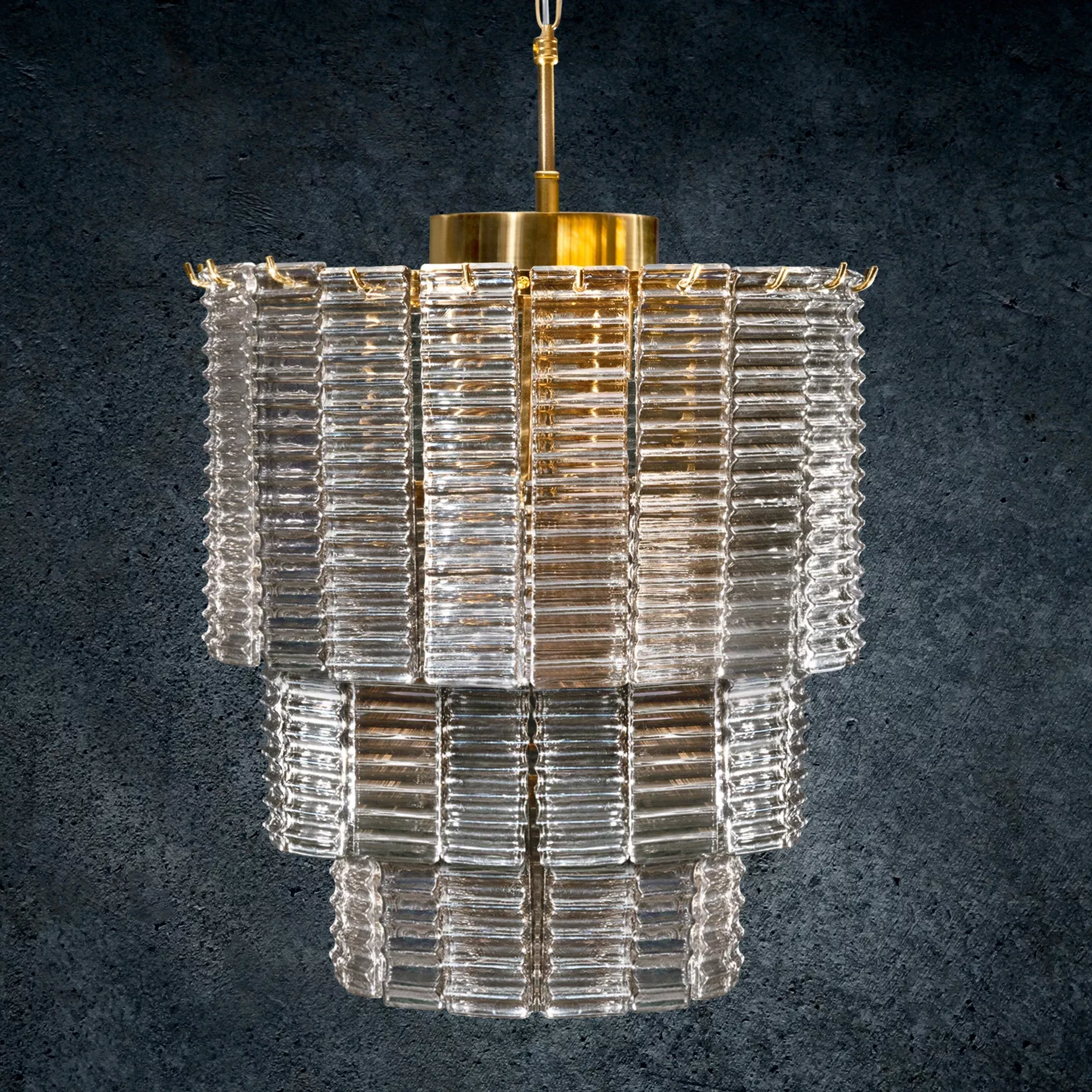 Lampa wisząca do salonu złota DALIA z prostokątnymi luźno zwisającymi szklanymi zawieszkami