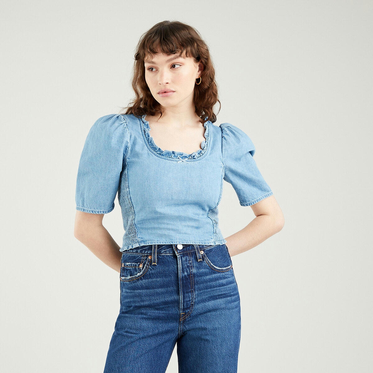 Blouse courte, col volanté