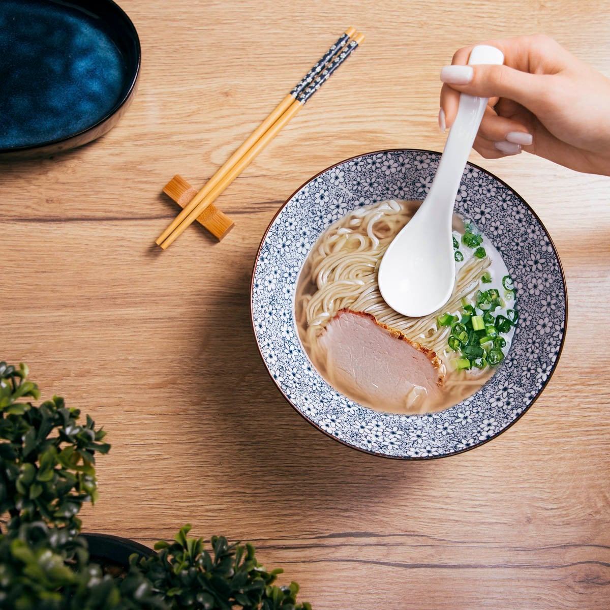 Zestaw do ramen SALADO w kwiatki z brązowym rantem 21 cm