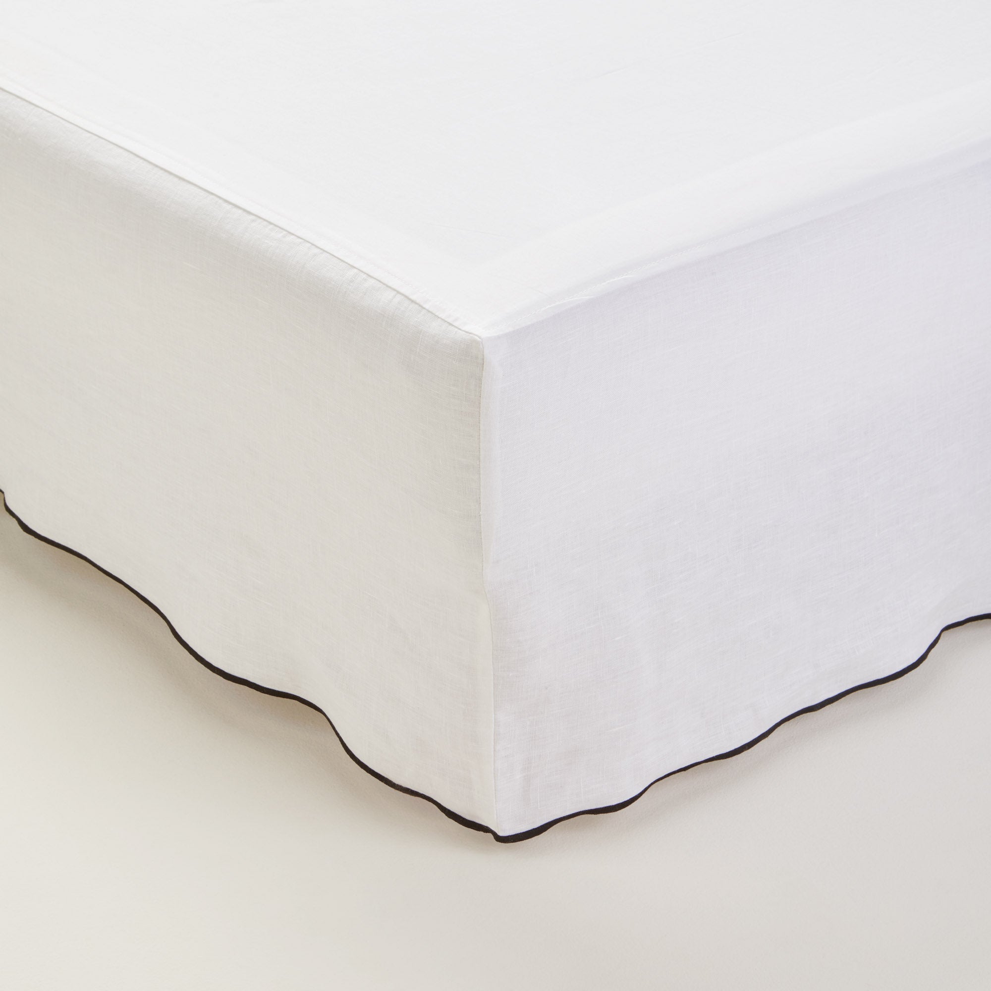 Madura Hoes voor boxspring Carlina puur witte en zwarte hommel 140x200 cm