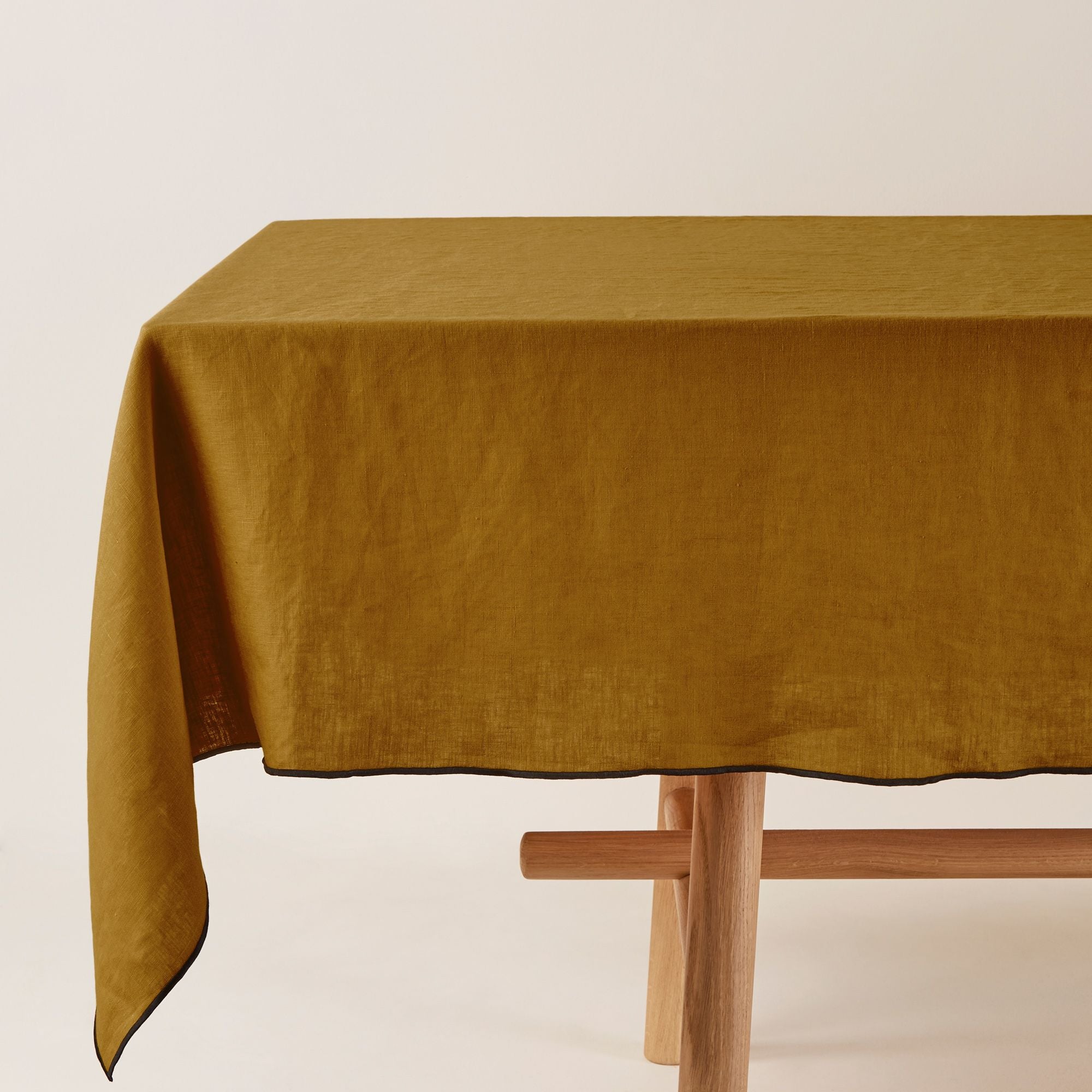 Madura Rechthoekig tafelkleed Carlina bronzen en zwarte hommel 170x250 cm