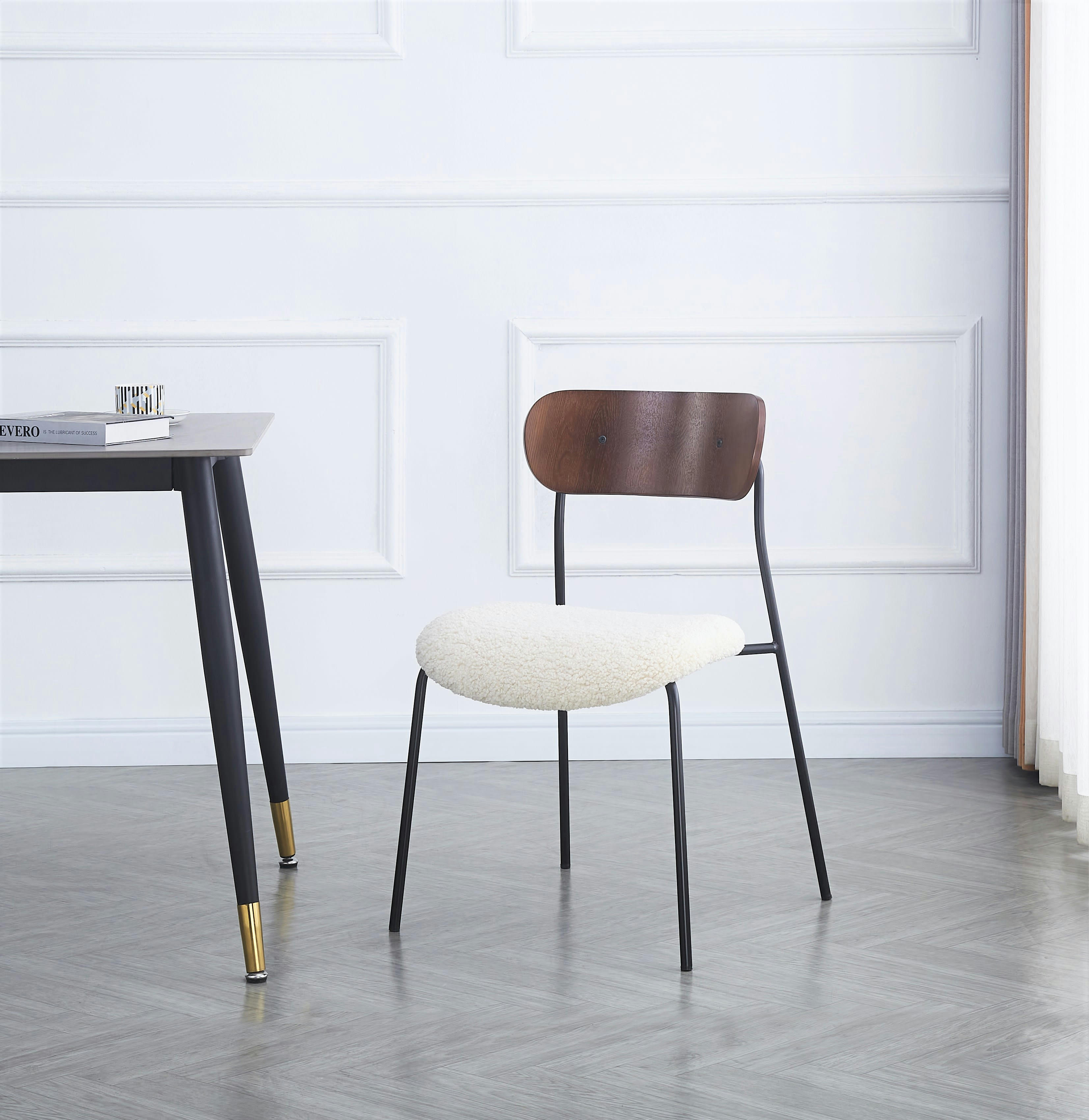 - Lot de 2 chaises industrielles en métal et bouclettes blanc