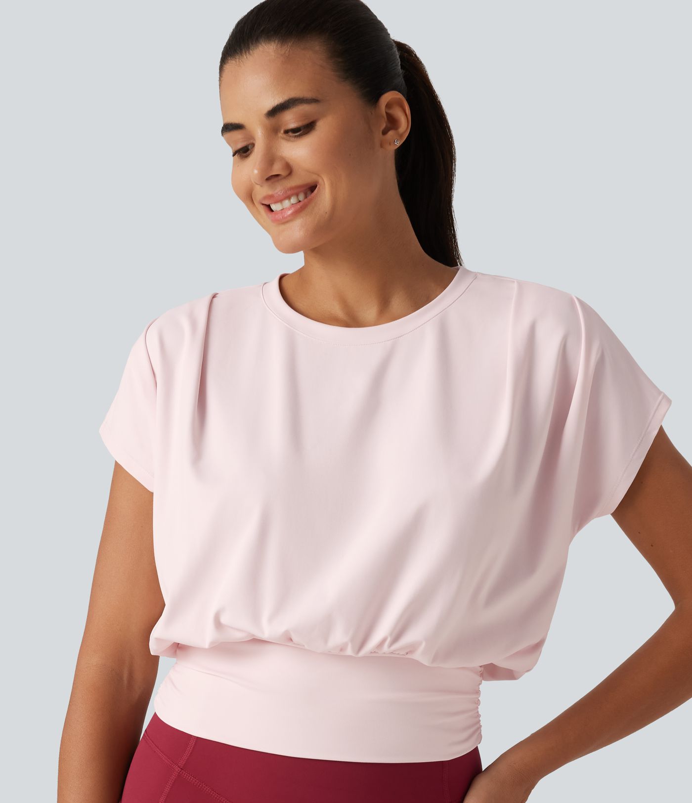 Haut de sport yoga SoftlyZero™ Plush à encolure arrondie, manches courtes, fronces et coupe boxy