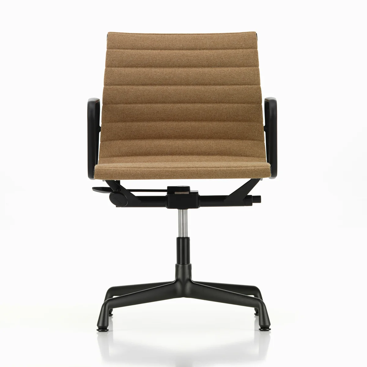 Vitra - EA 132 Bürostuhl mit Armlehnen drehbar, deep black / Cosy 2, papyrus (Filzgleiter)