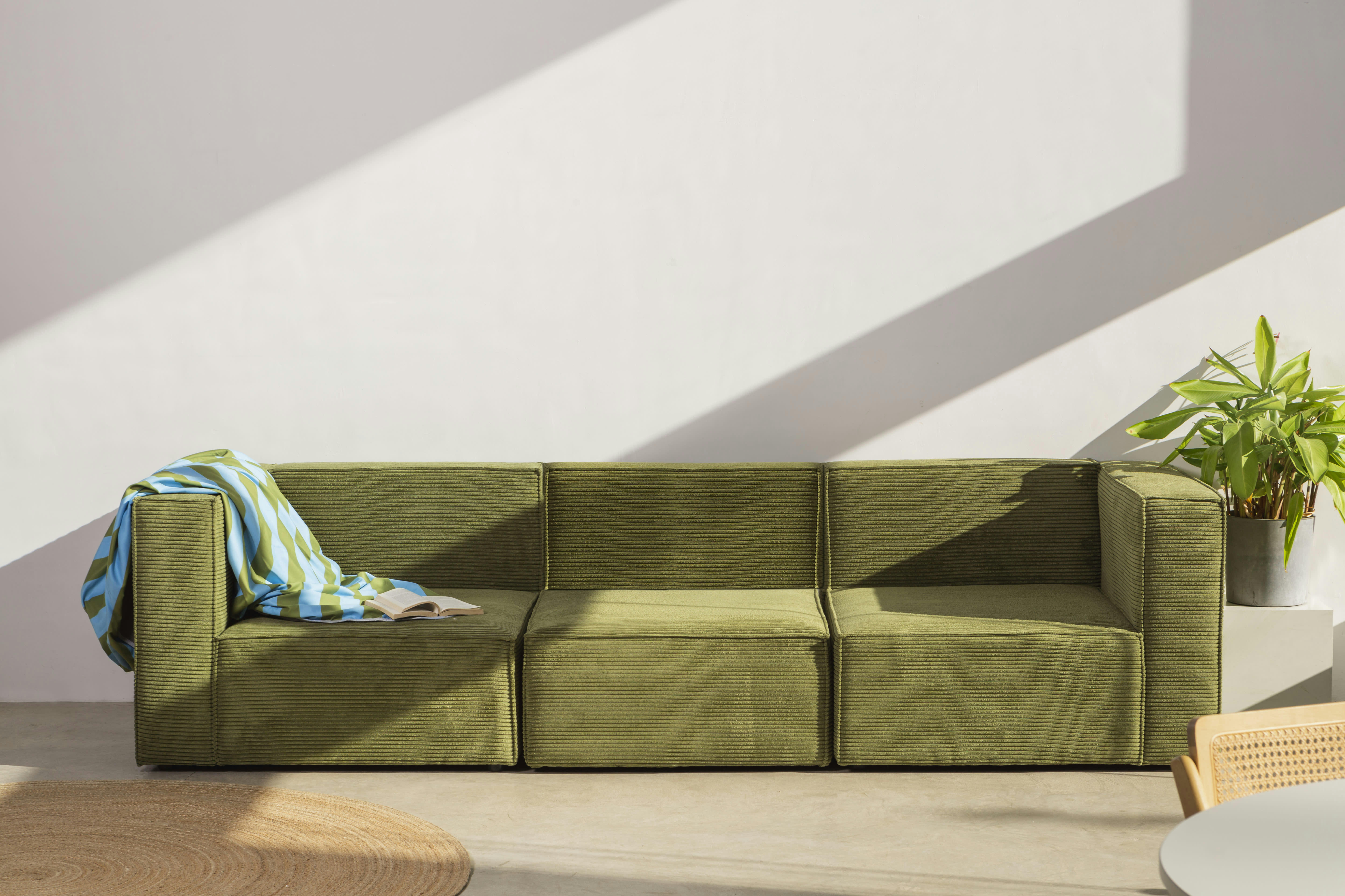 HARPER - Canapé 4 places avec chaiselongue en velours côtelé vert