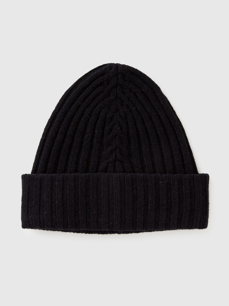 Hat with cable knit