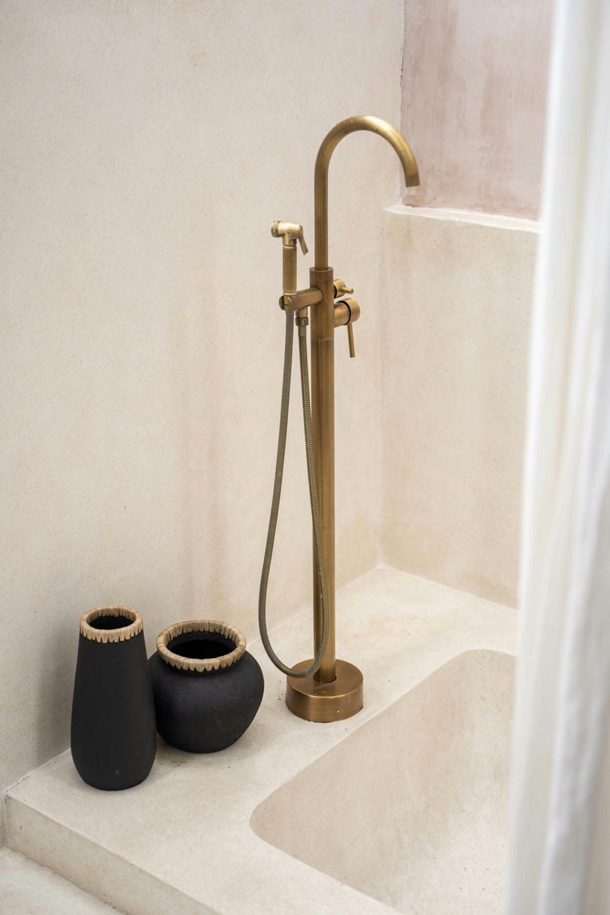 SNEAKY - Vase en terre cuite noir naturel H31