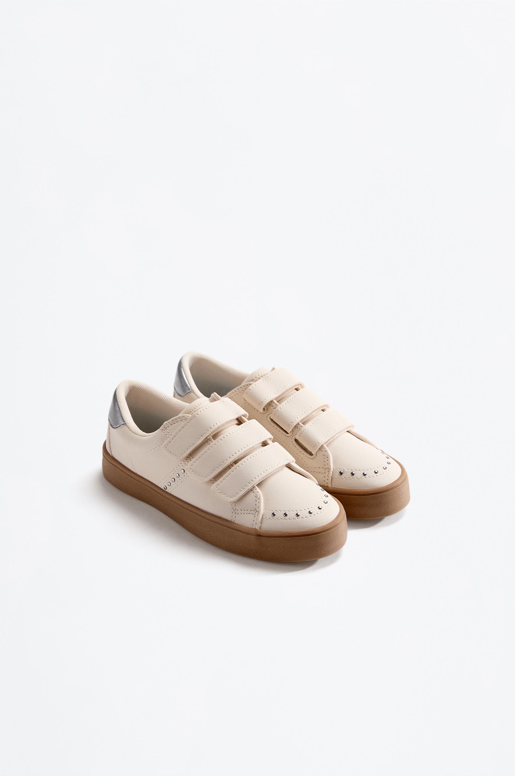 Zapatilla tachas