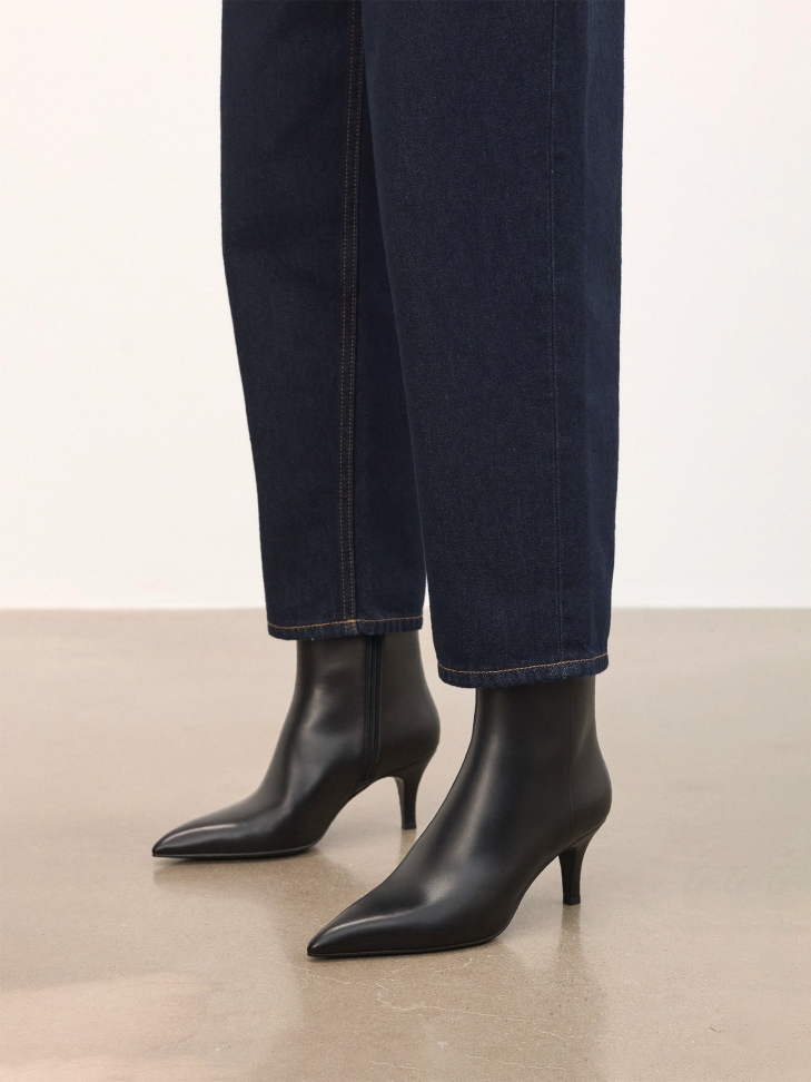 Black low-heeled boots