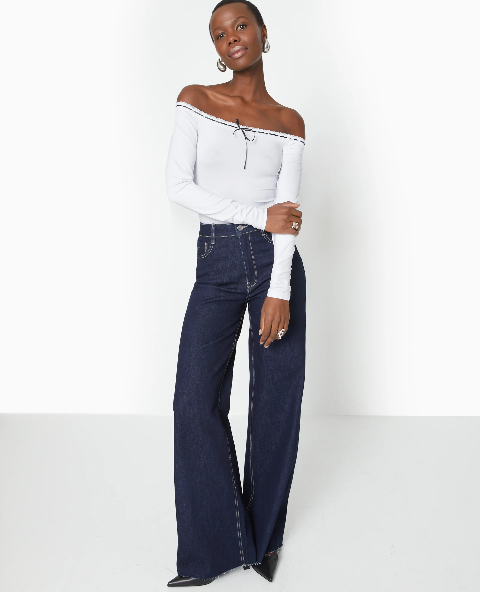 Top encolure Bardot avec noeud contrasté