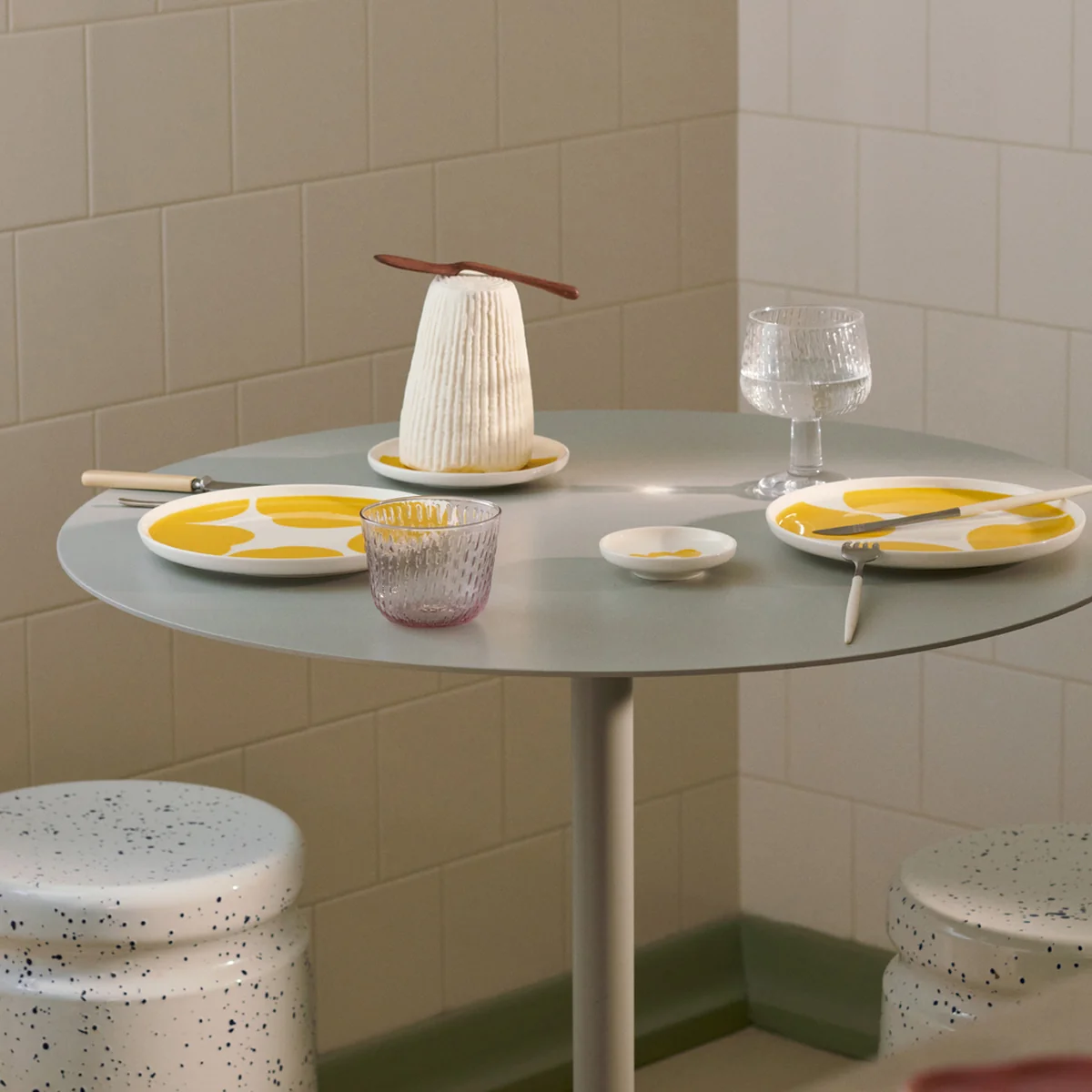 Marimekko - Oiva Iso Unikko Teller & Becher, Ø 25 cm & 250 ml, weiß / straw (4er-Set)