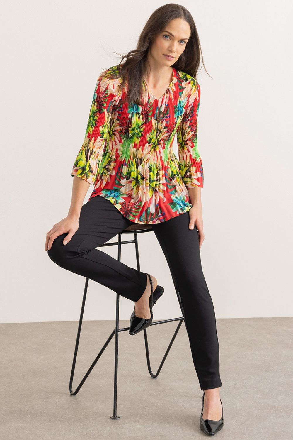 Klass. Three Quarter Sleeve Bouquet Printed Pleat Top