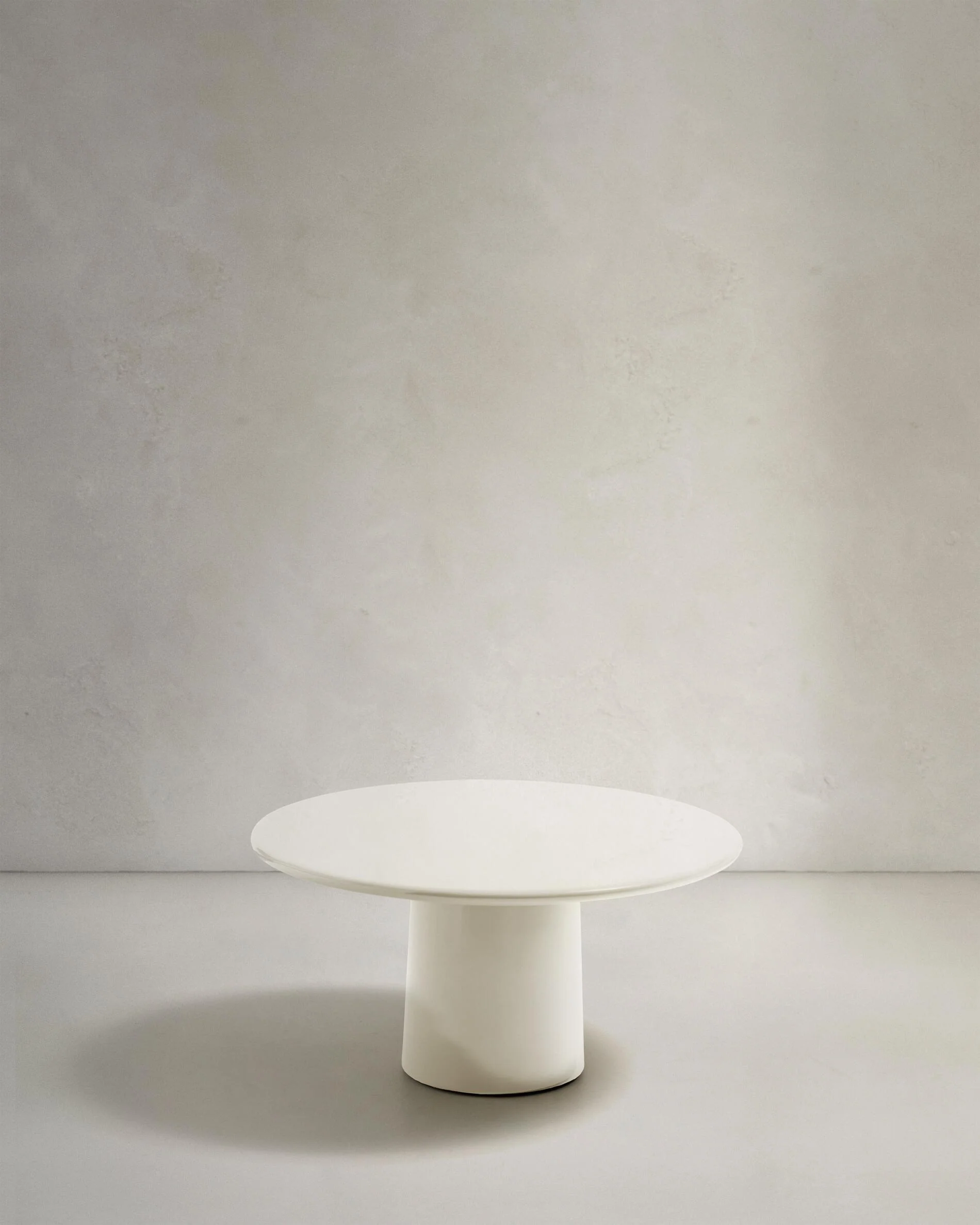 Albanella coffee table in cement with glossy white finish Ø85cm