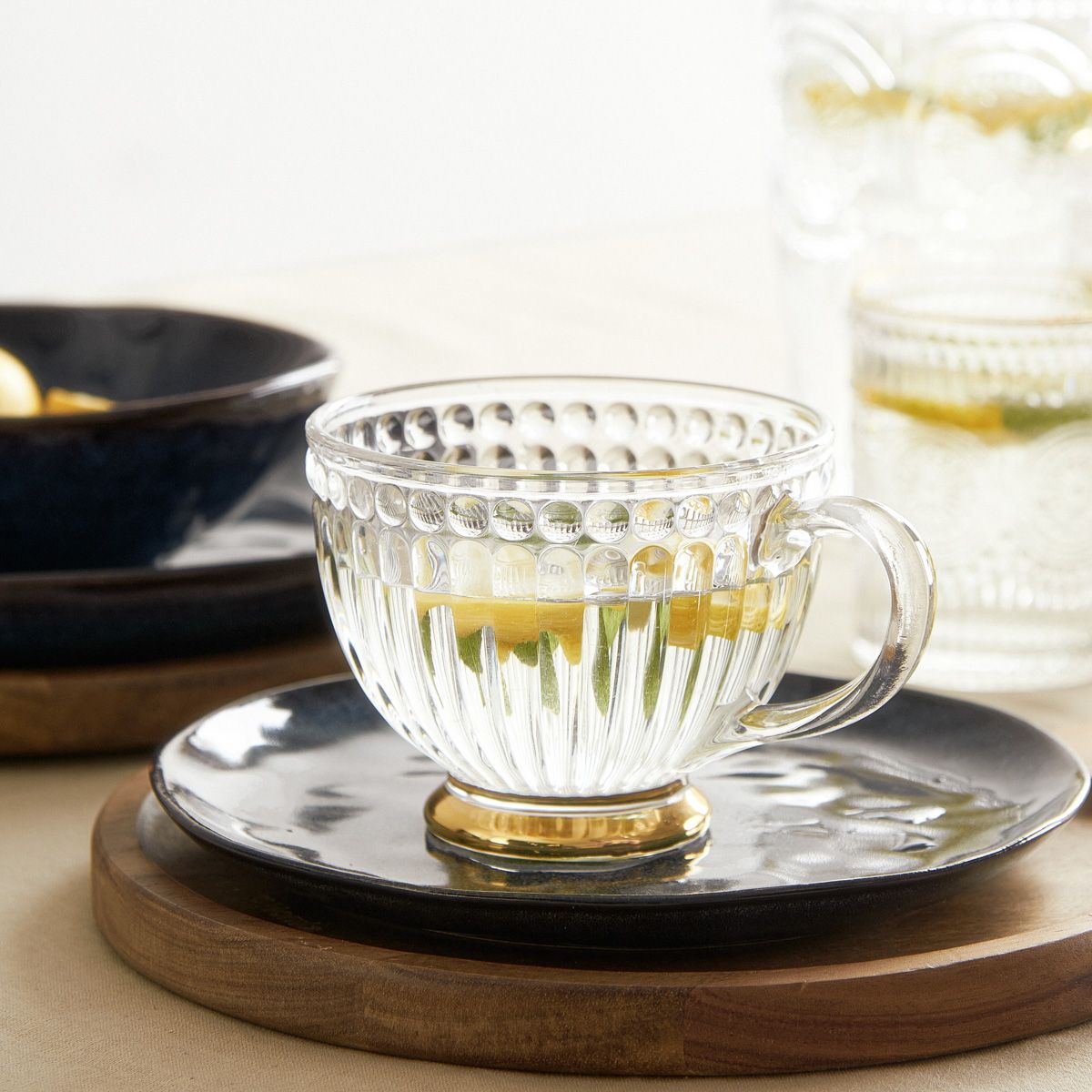 Filiżanka BARREL szklana w paski ze złotą nóżką 0,35 l