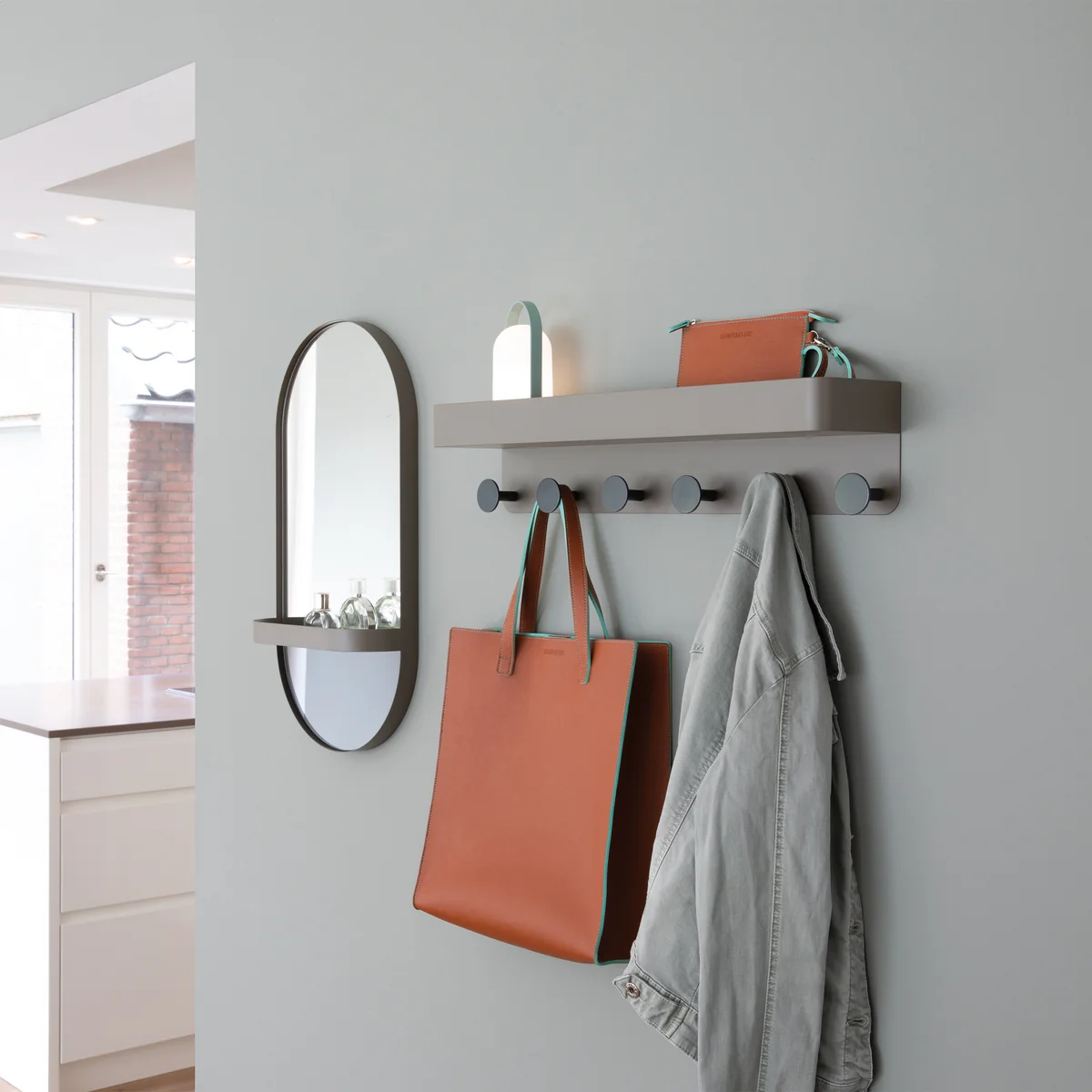 Remember - Wandspiegel mit Ablage, taupe