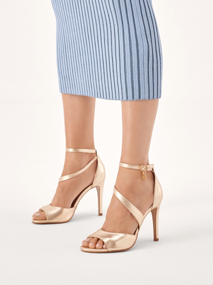 Sandals with golden full heel