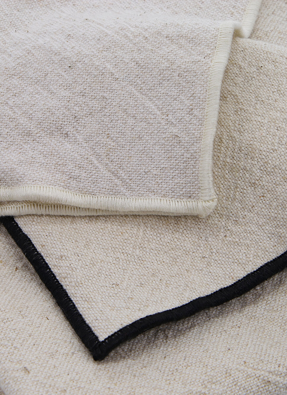 COUSSIN UNI COTON-LIN AVEC BOURDON CONTRASTÉ ÉCRU/BLANC CASSÉ