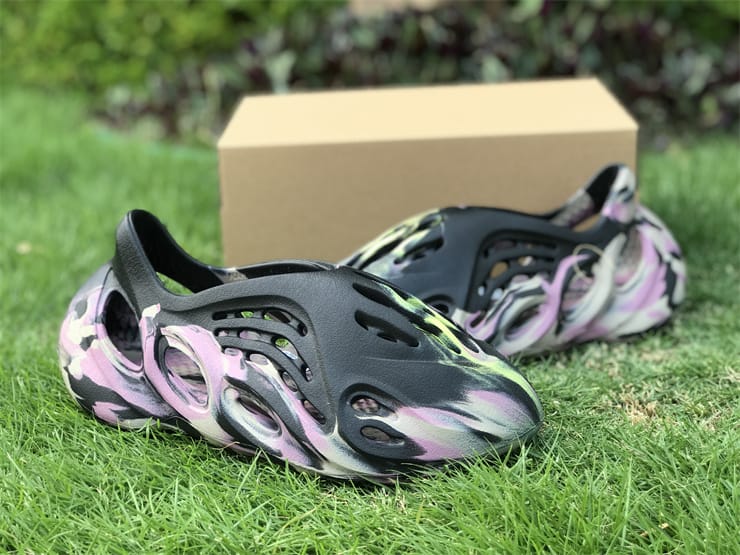 Yeezy Foam Runner”MX Carbon”
