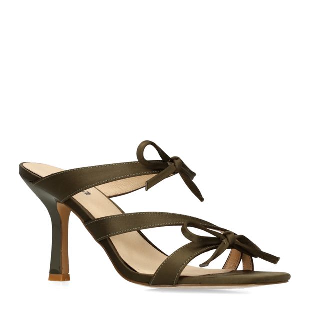 Groene sandalen met hak en strikjes