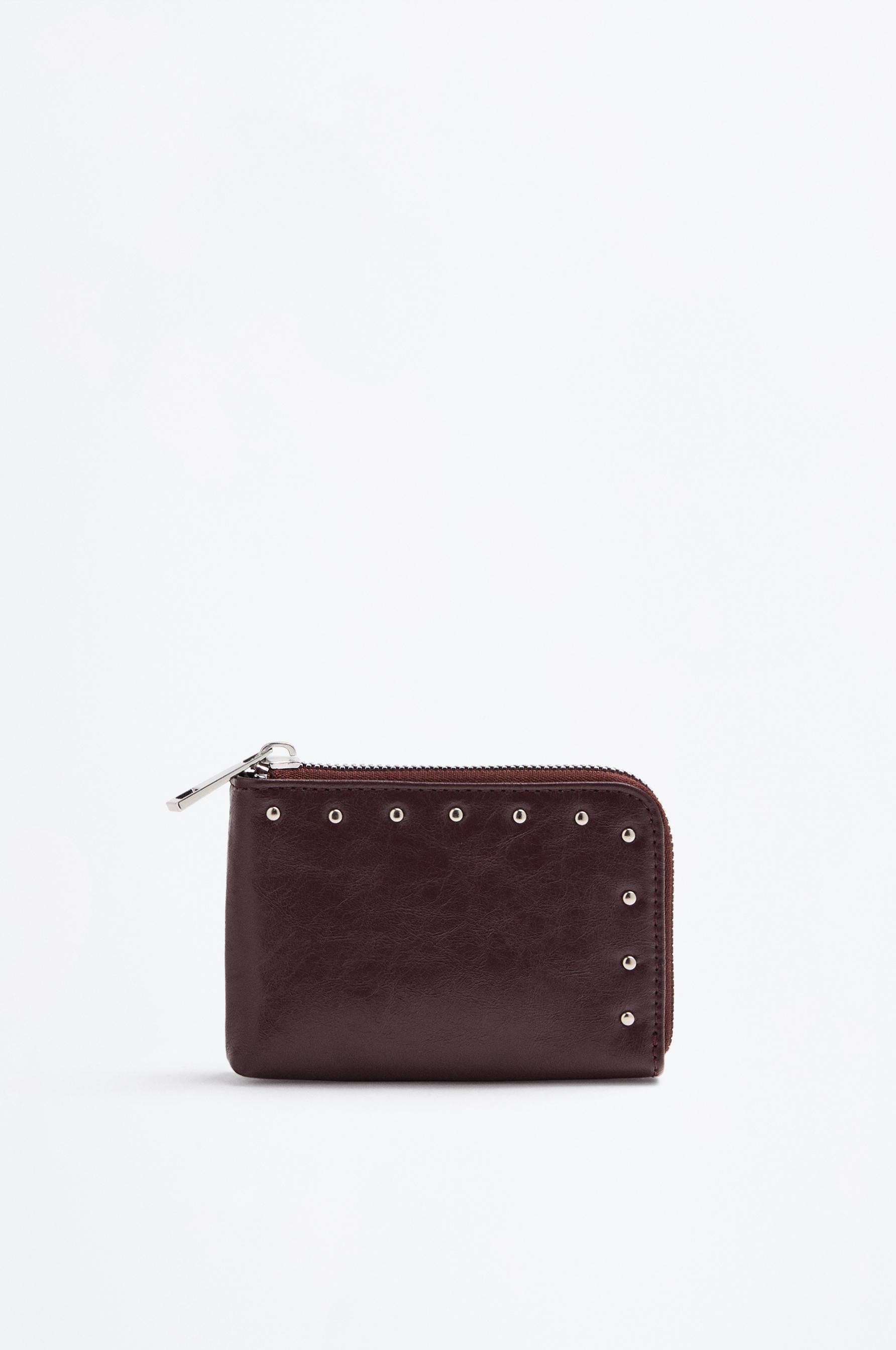 Cartera textura tachas