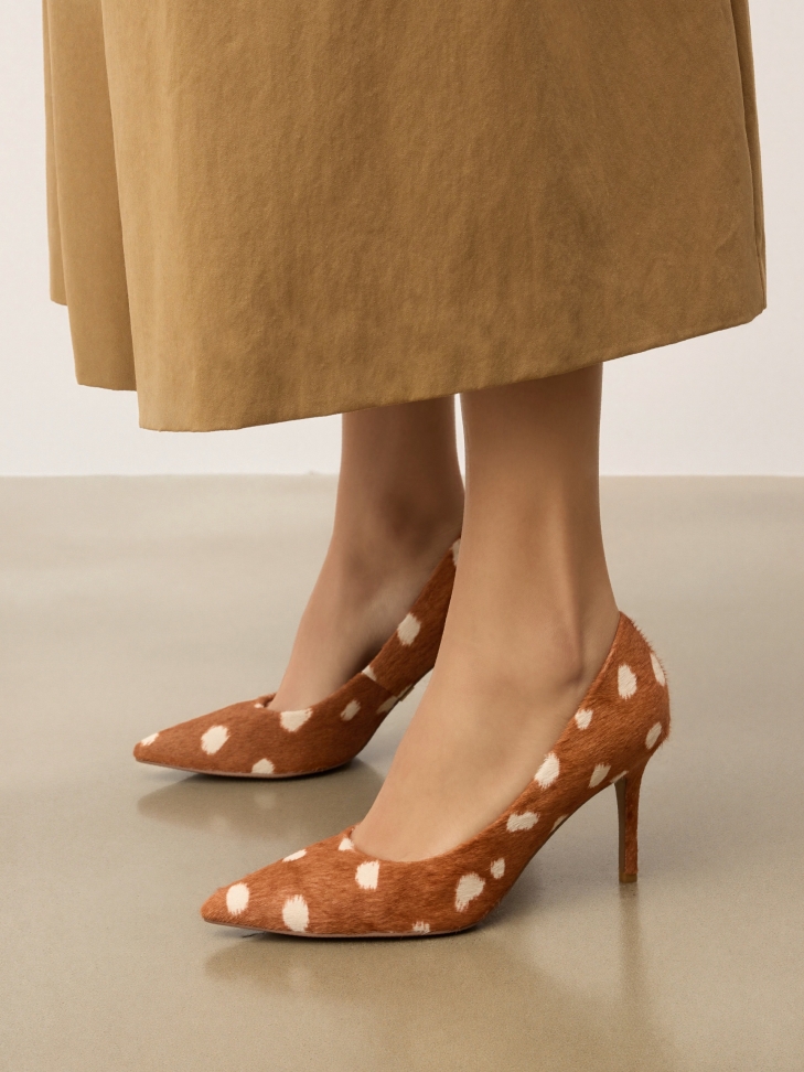 Fashionable pumps with natural hair finish
