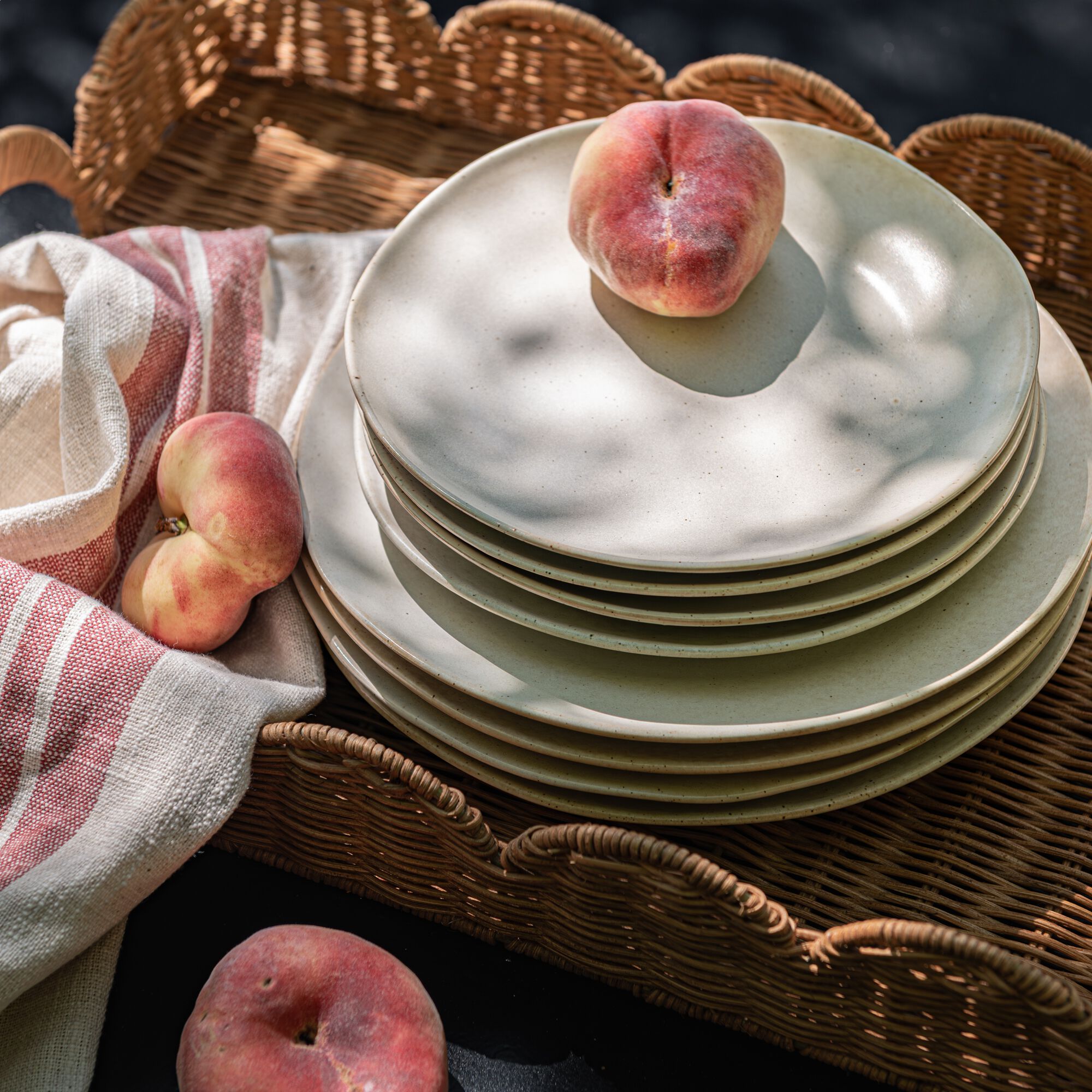 SOL - Assiette plate mouchetée en porcelaine D27cm - blanc dune