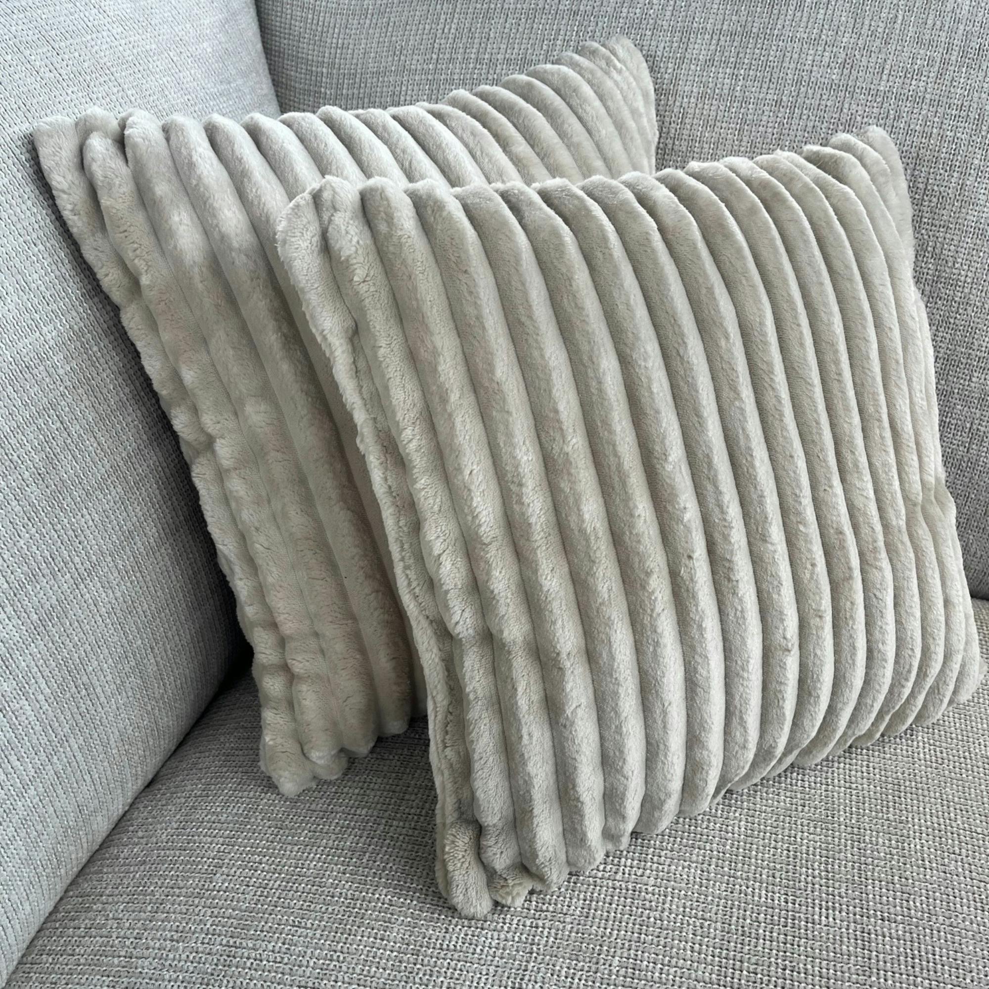 Coussin beige en velours côtelé RIVOLI