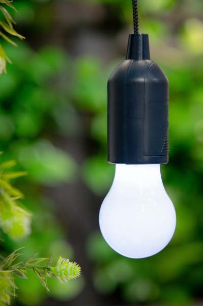 LAMPA WISZĄCA Żarówka granatowa na baterie mleczny klosz