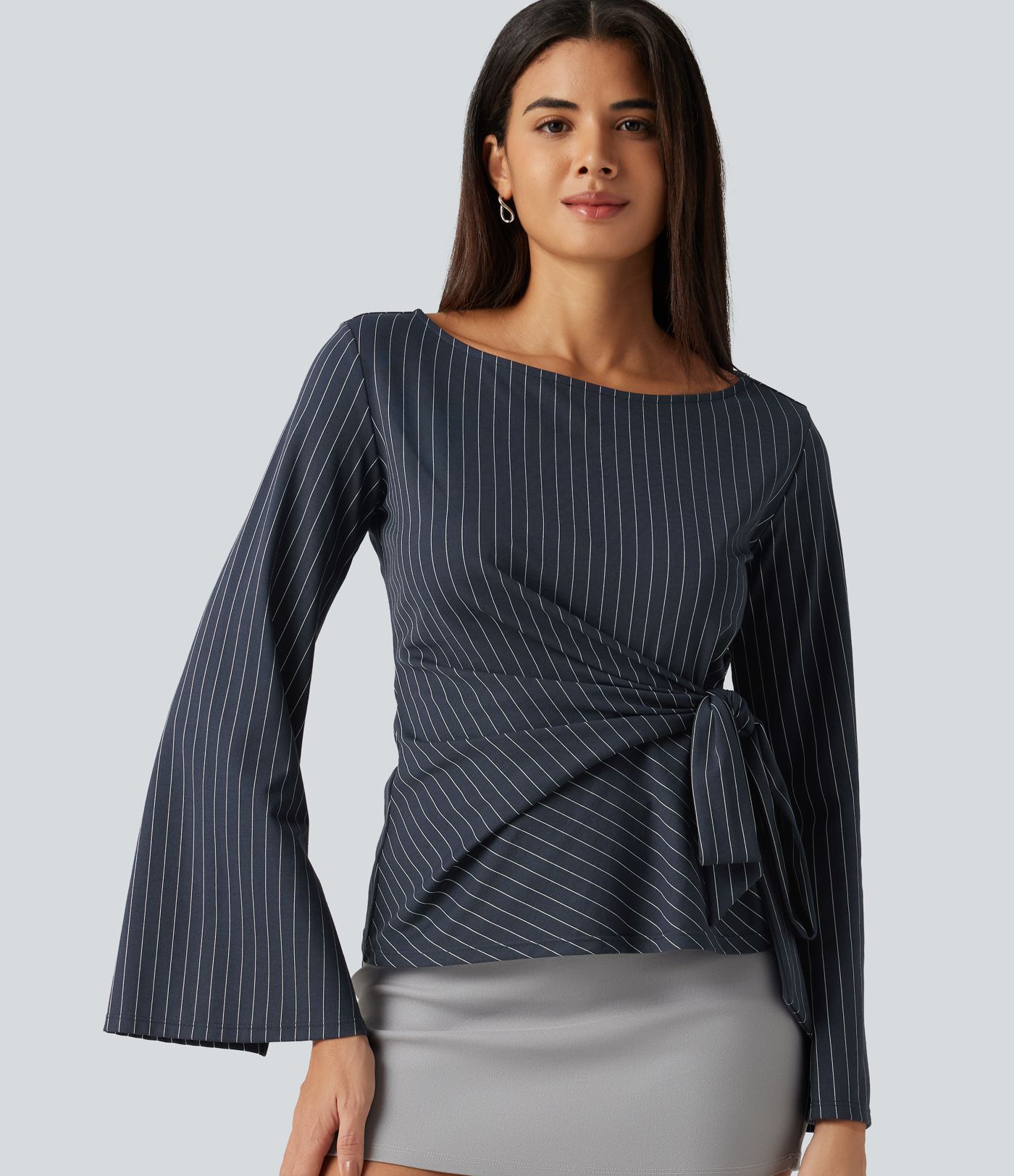 Blouse de bureau rayée à encolure bateau, manches longues à volants, lien sur le côté et fronces
