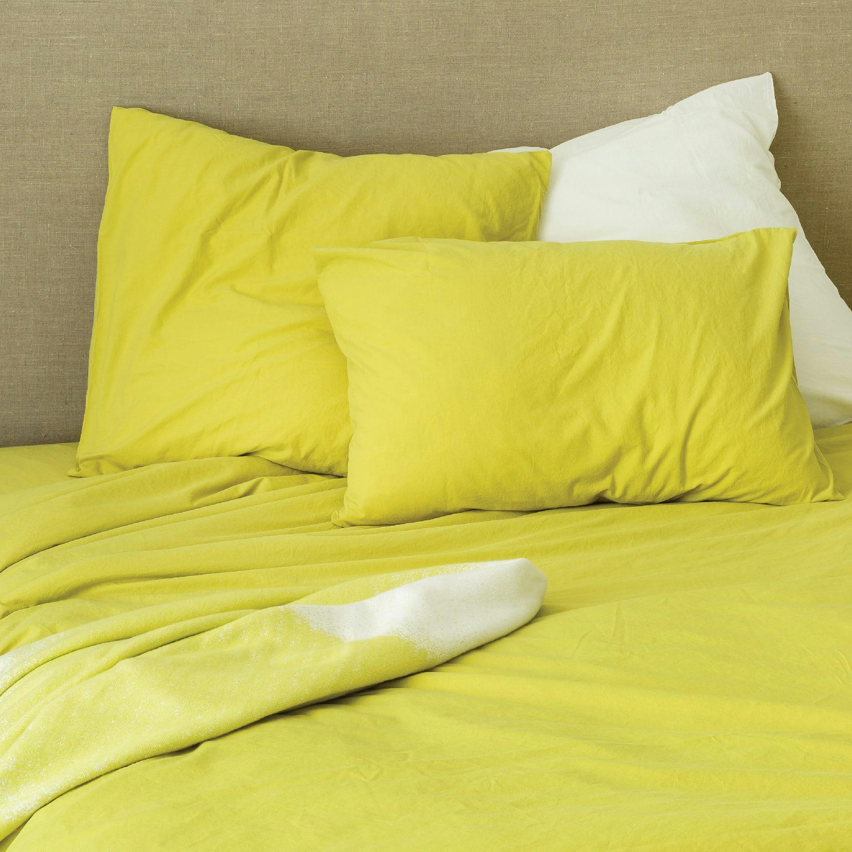 - Taie d'oreiller en coton lavé jaune 65x65 cm