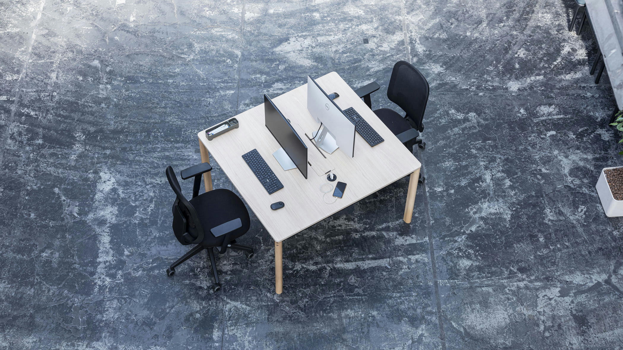 - Bureau pour 2 personnes en hêtre avec prises éléctriques