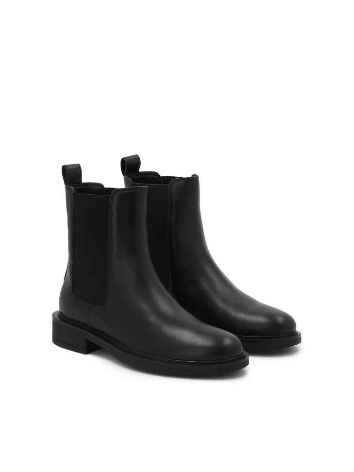 Slip-on boots on a flat sole