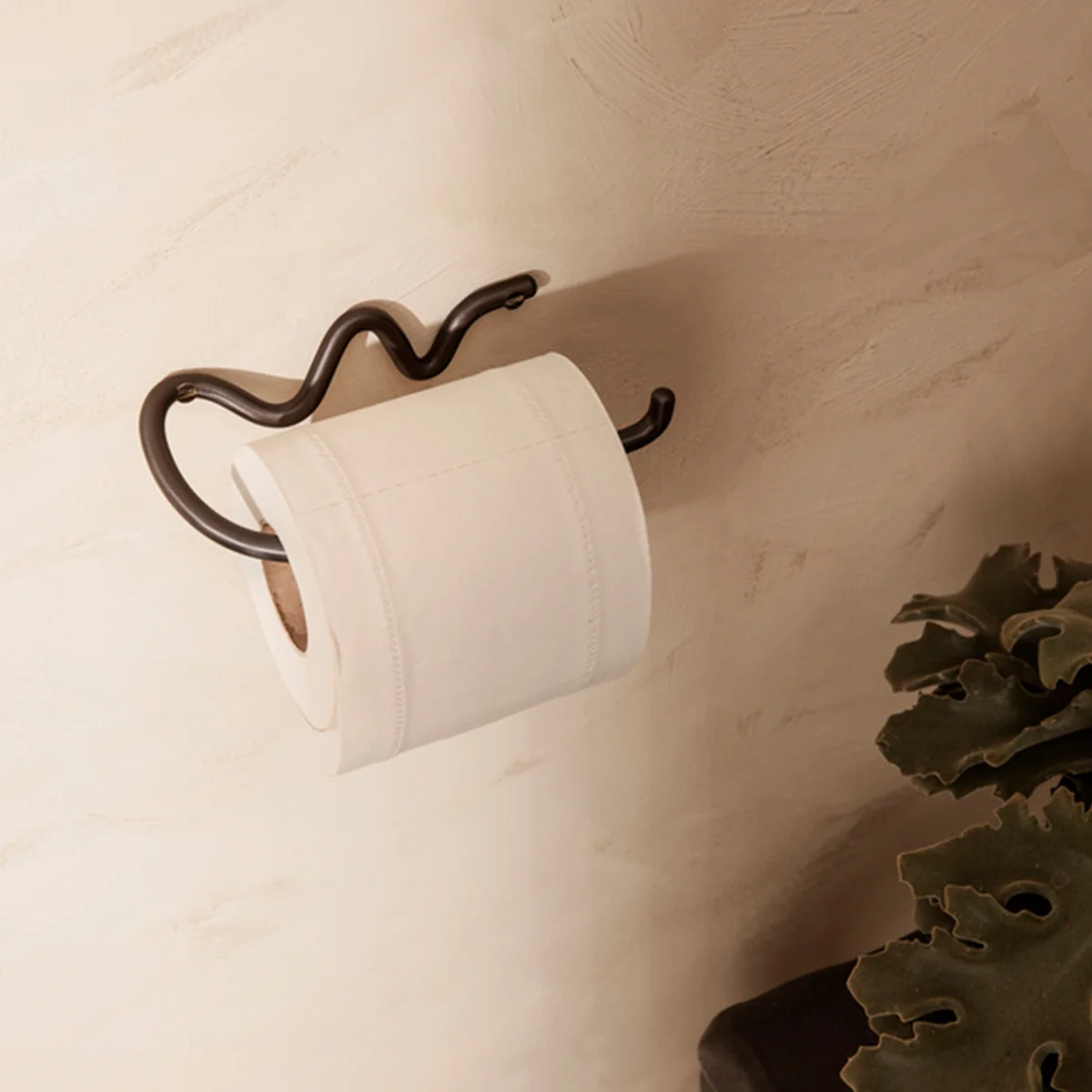 Ferm Living - Curvature Toilettenpapierhalter