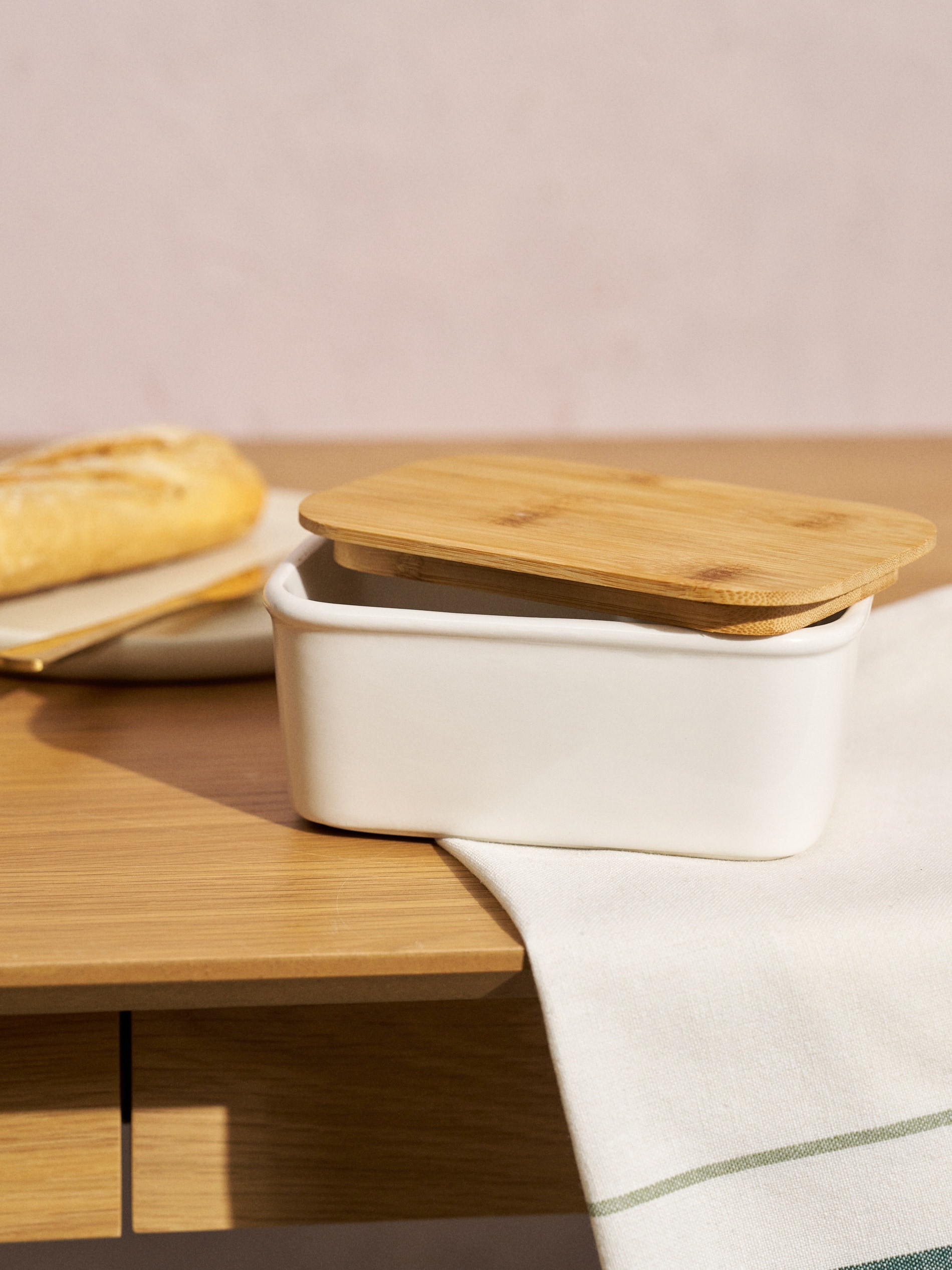 Ceramiczna maselniczka z bambusową pokrywką