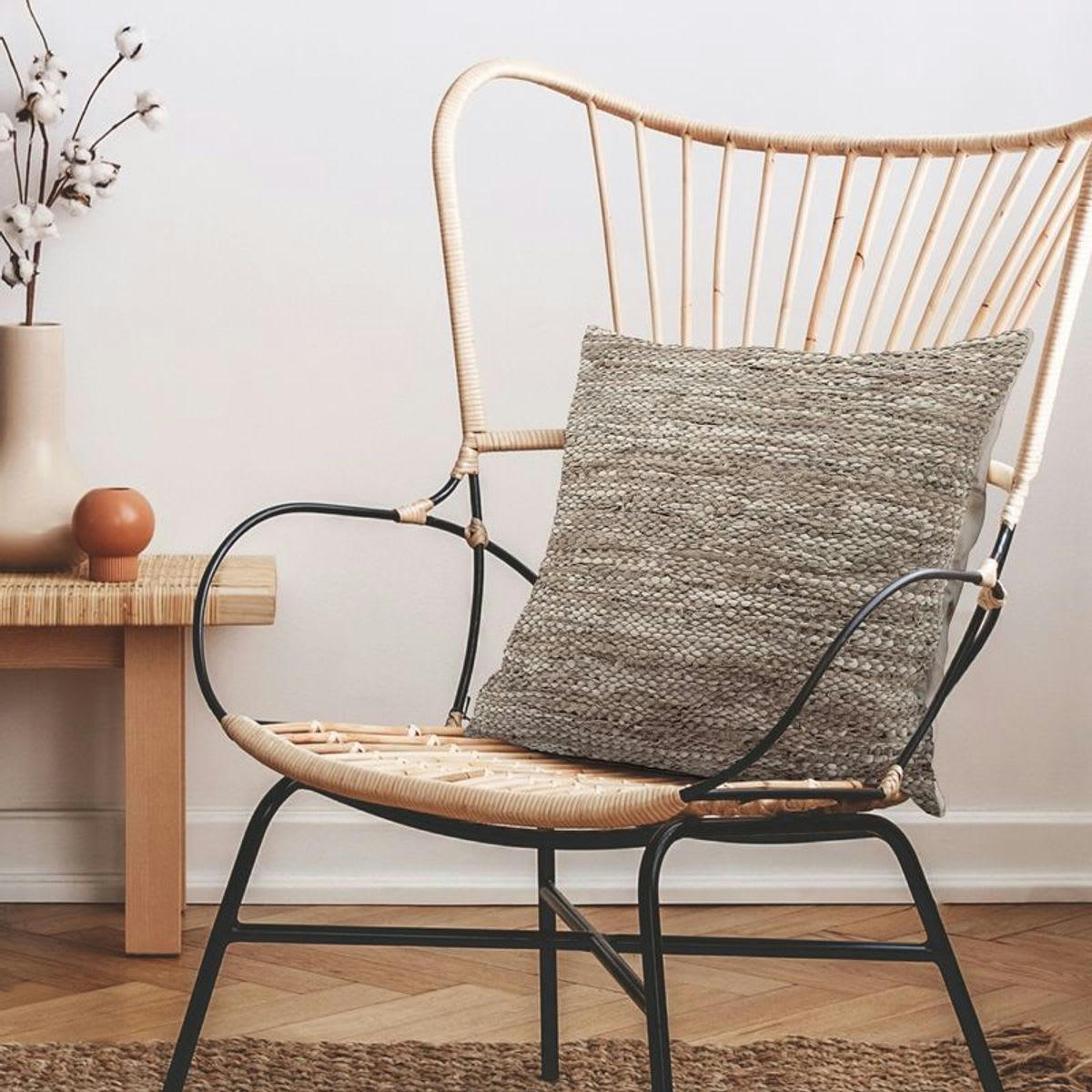 SKIN - Coussin en cuir tressé taupe 45x45