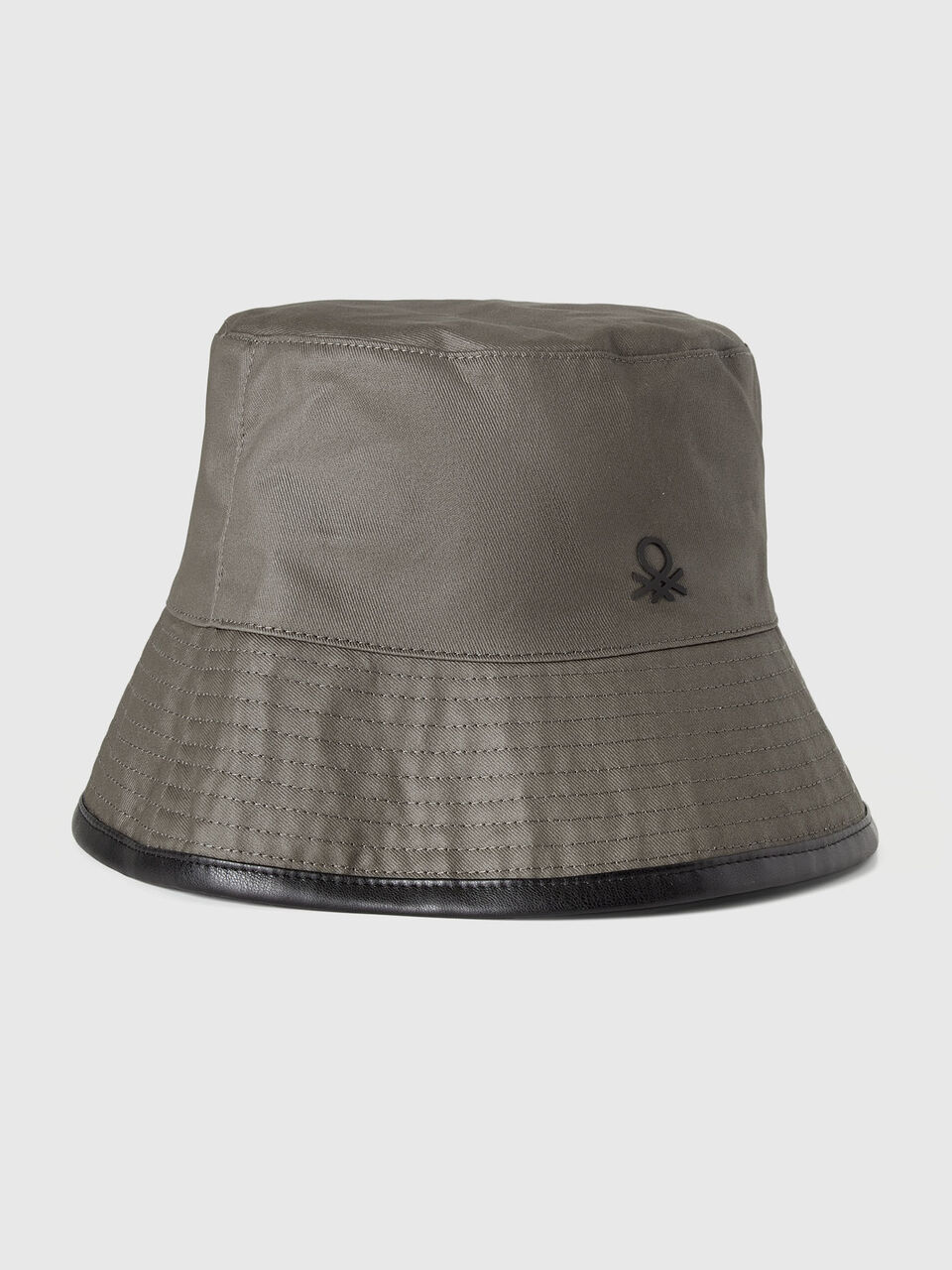 Reversible bucket hat