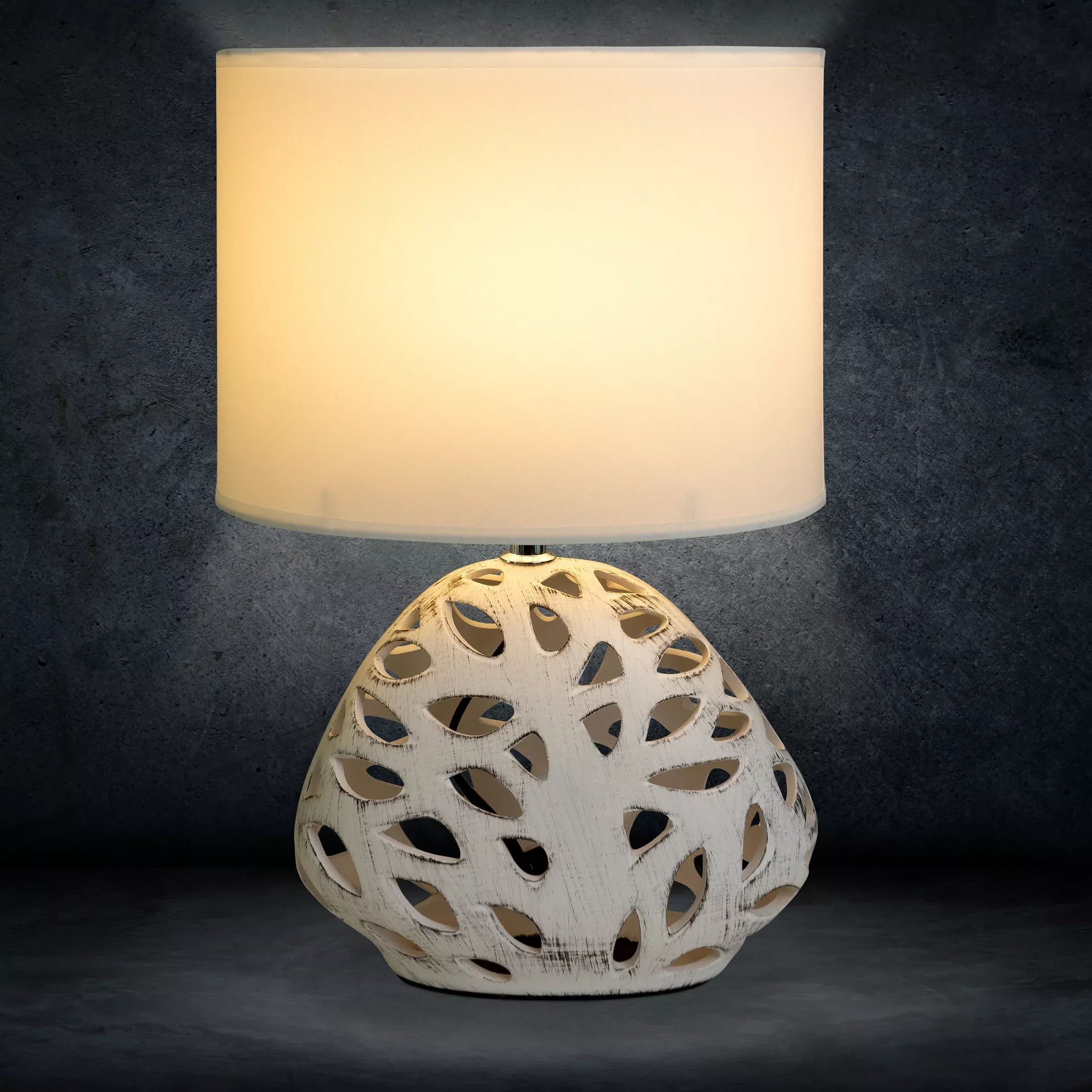 Lampka ceramiczna stołowa biała na ażurowej podstawie z abażurem z matowej tkaninyśrednica 25x40 cmDAKOTA