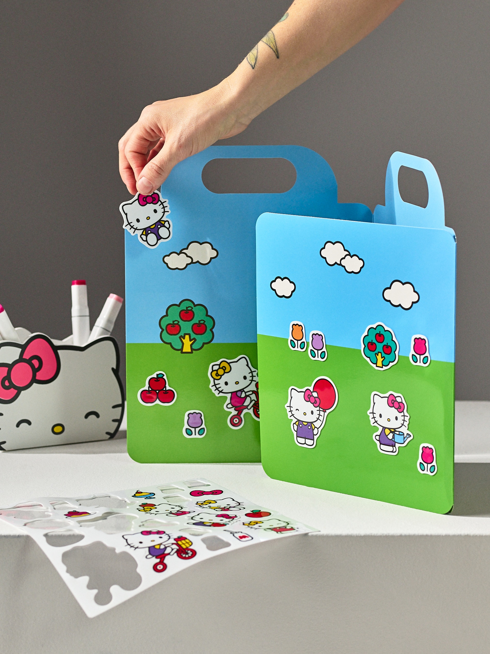 Książeczka z naklejkami wielokrotnego użytku Hello Kitty