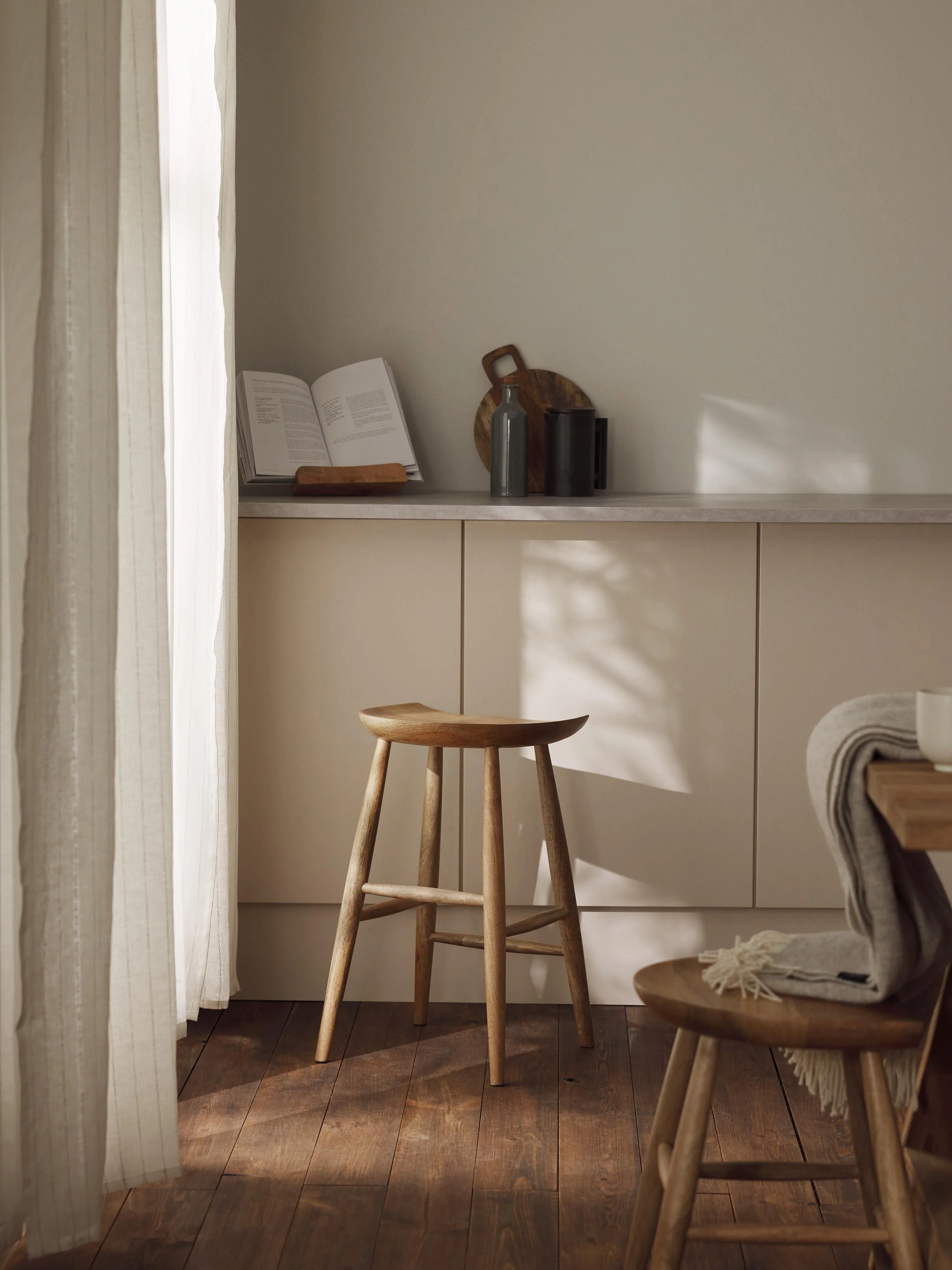 Thekenhocker Nino aus Mangoholz