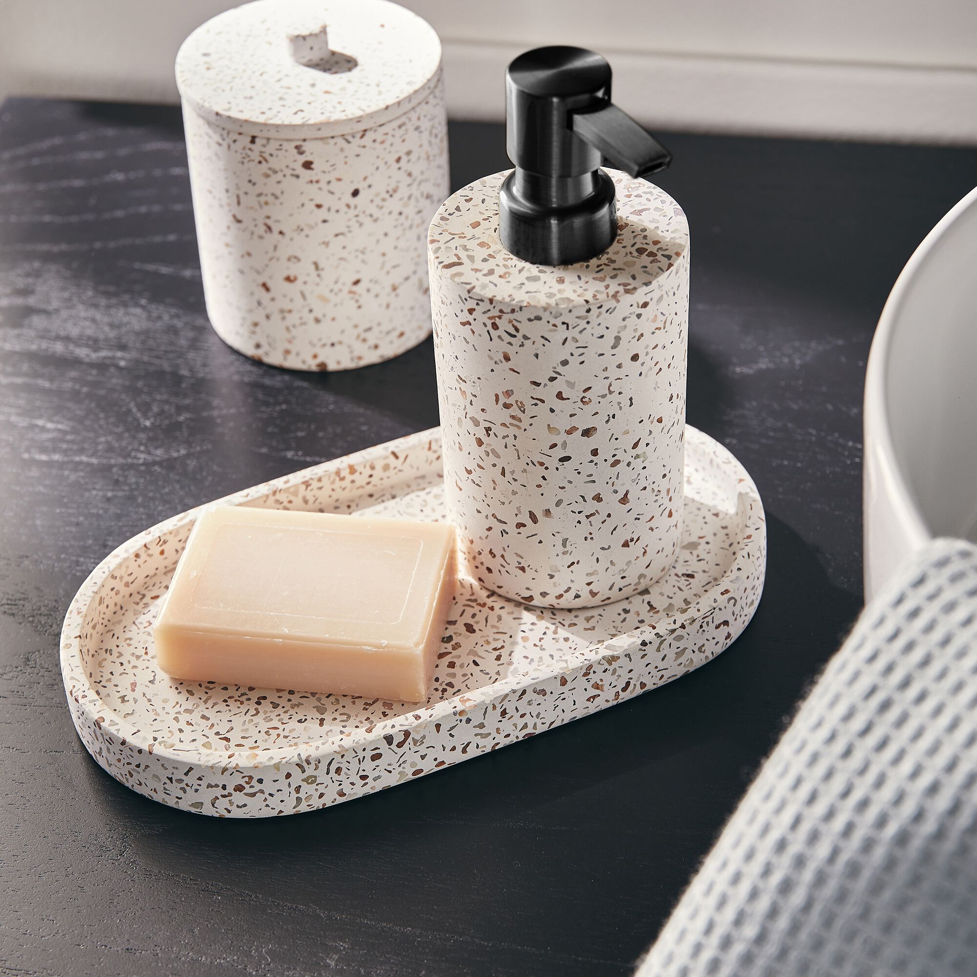 TERRAIO - Set de salle de bain en terrazzo - blanc