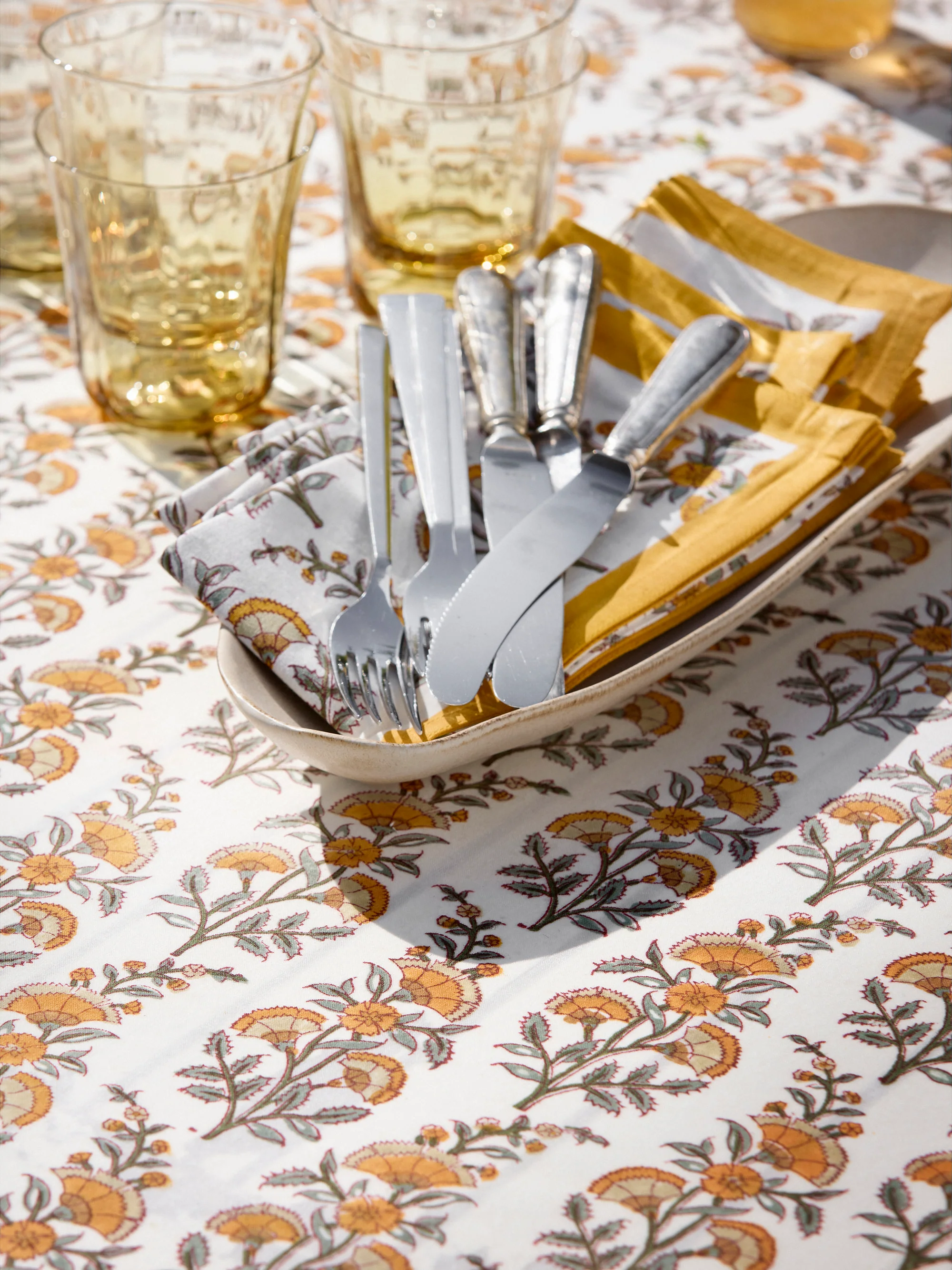 Handgefertigte Tischdecke Melon mit floralem Design