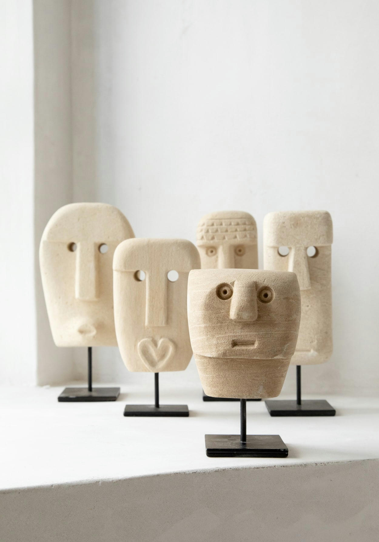 SUMBA - Statue en grès sur socle métallique