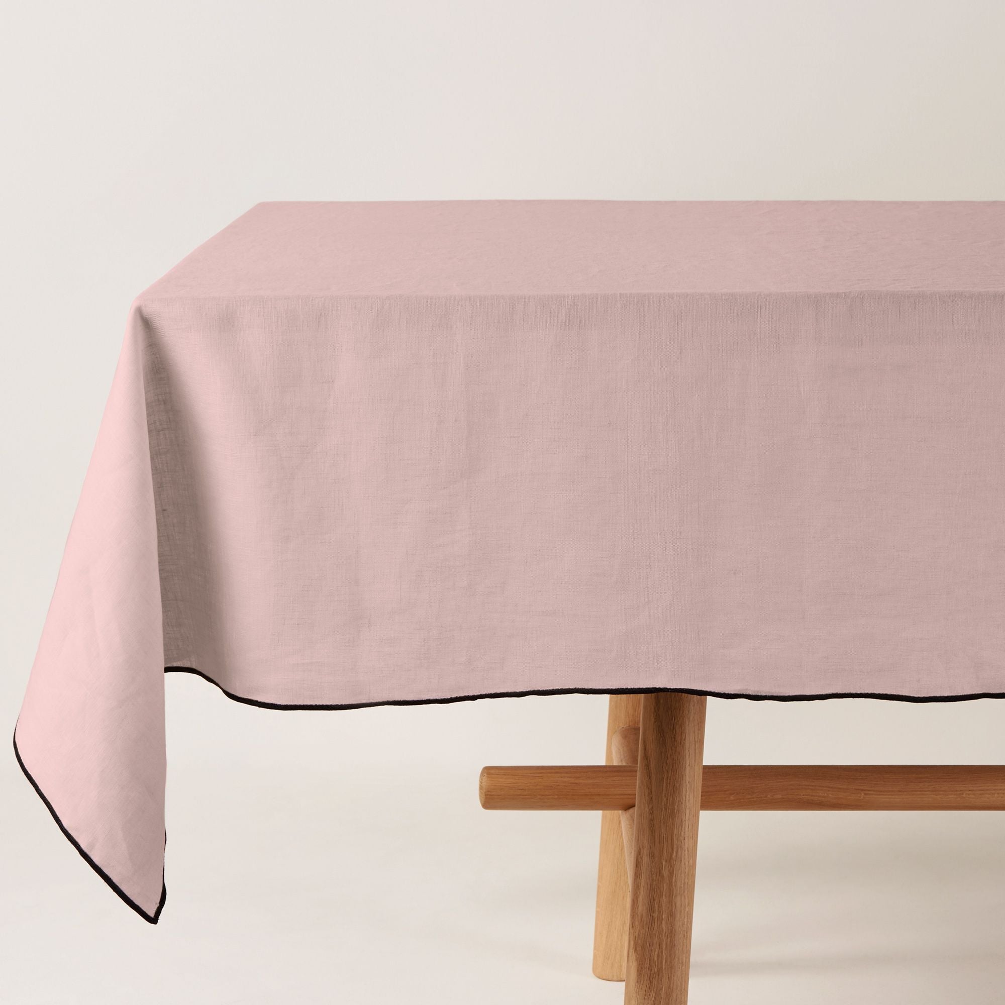 Madura Rechthoekig tafelkleed Carlina poederroze en zwarte hommel 170x250 cm